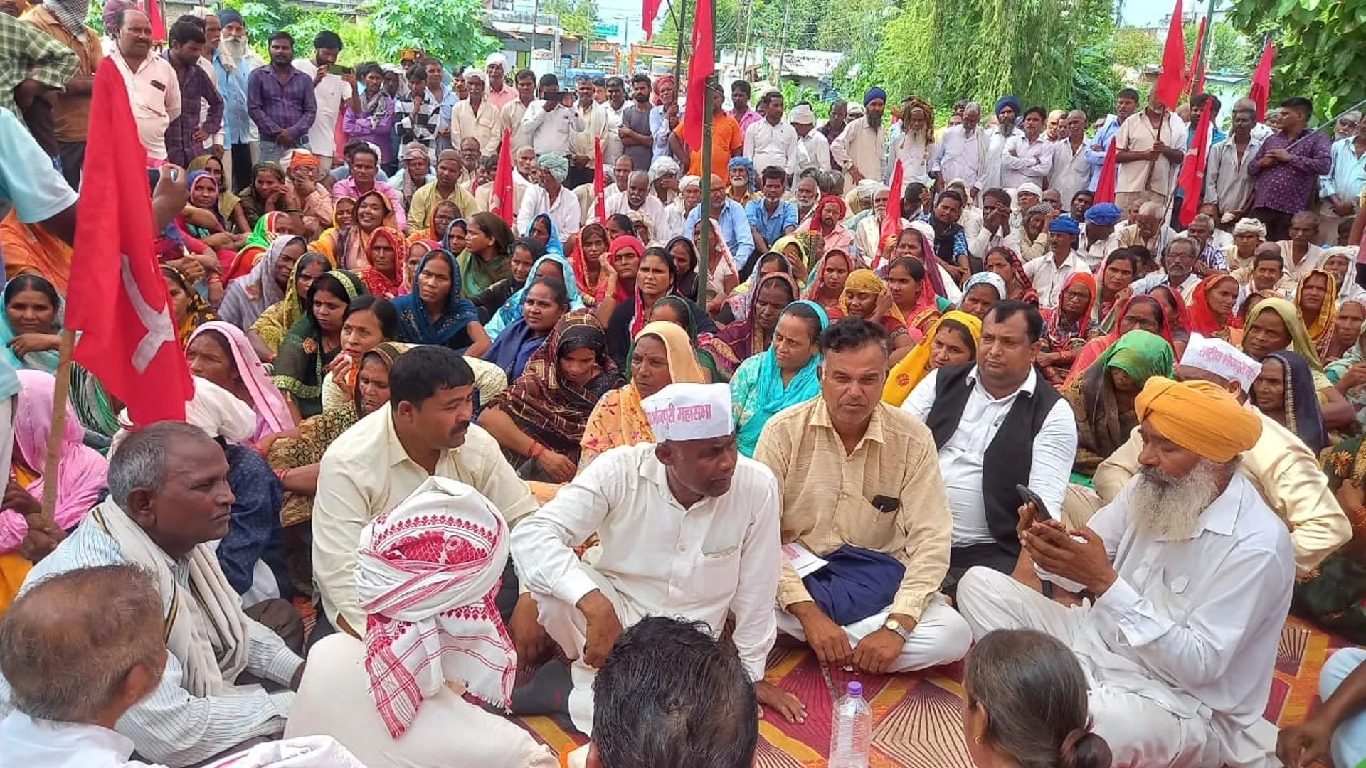 UP : मैलानी-नानपारा रेल मार्ग पर ट्रेनों की बहाली के लिए रेलवे स्टेशन पर भरी हुंकार