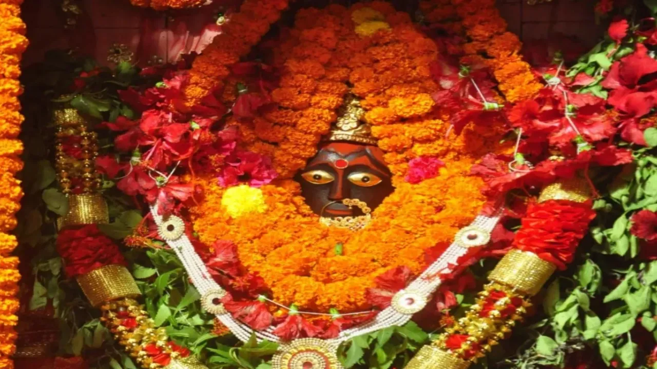 Navratri 2025 नवरात्र से पहले दुल्हन की तरह सजा मां शीतला चौकिया धाम, जानिए कितने बजे खुलेगा कपट 