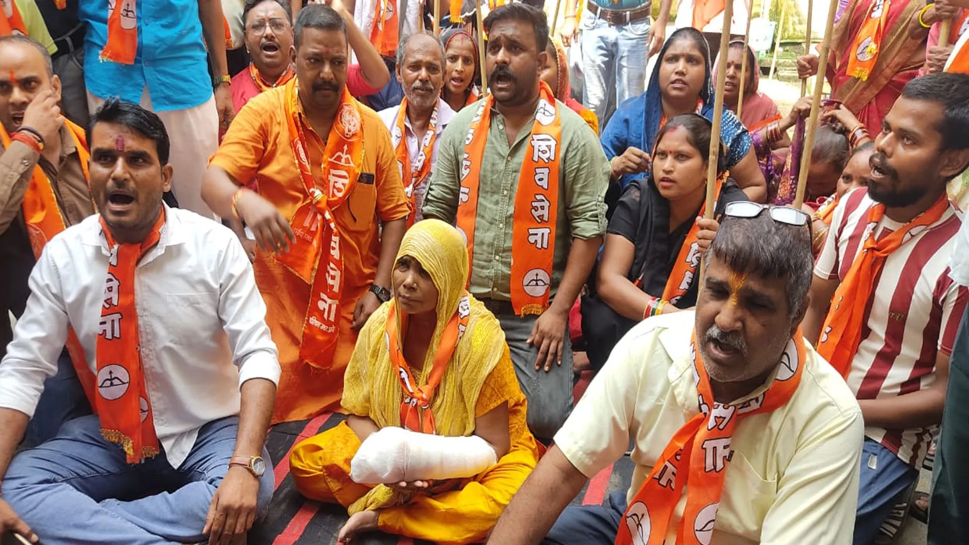 इलाज में लापरवाही : प्राइवेट अस्पताल के खिलाफ फूटा गुस्सा, शिवसैनिकों ने किया CMO कार्यालय का घेराव