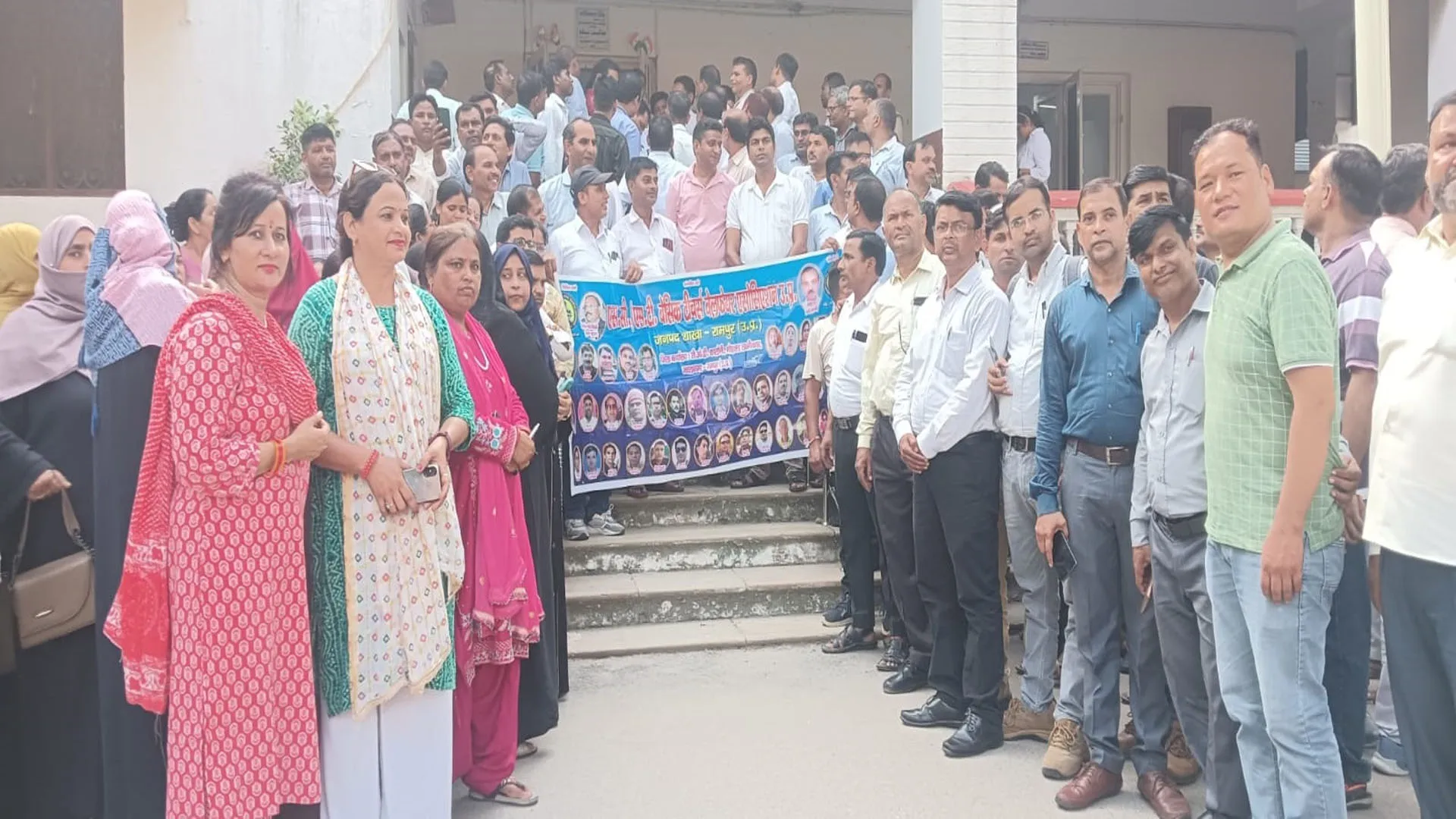 Rampur : टीईटी अनिवार्यता के फैसले पर पुनर्विचार की मांग, कलेक्ट्रेट में शिक्षकों ने भरी हुंकार 