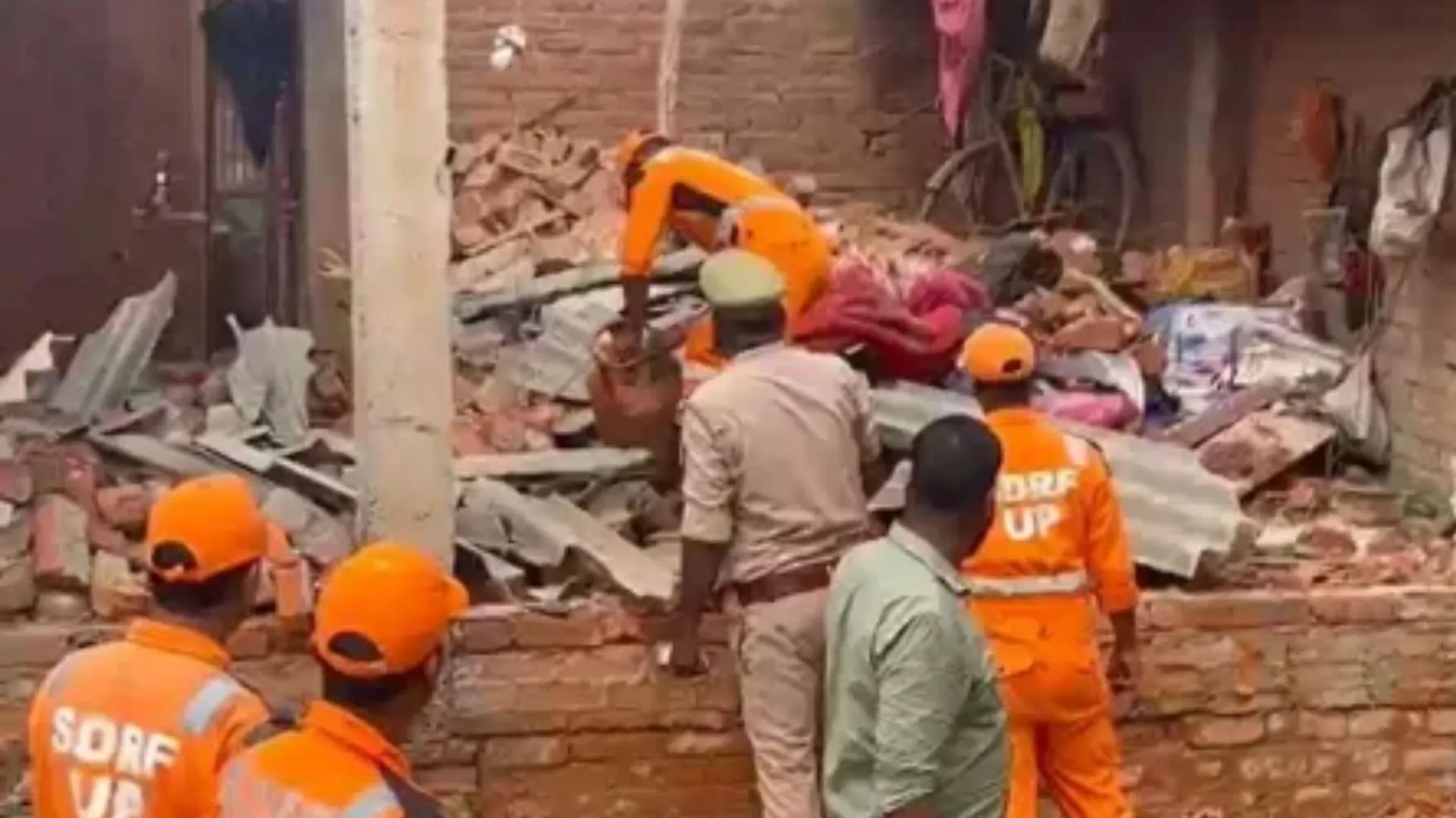 लखनऊ की पटाखा फैक्ट्री में धमाका, टेस्टिंग के दौरान दहला इलाका