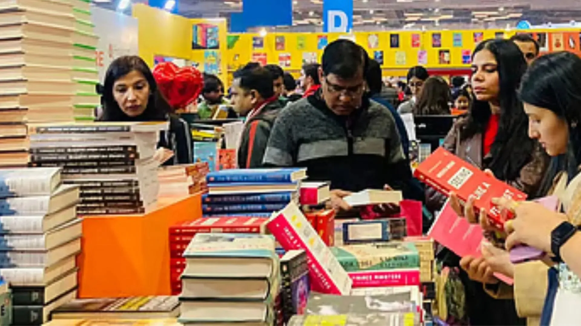 राष्ट्रीय पुस्तक मेला का दूसरा दिन : पुस्तक मेले में ढूंढी चंदन के किवाड़, बादशाह सलामत हाजिर हों