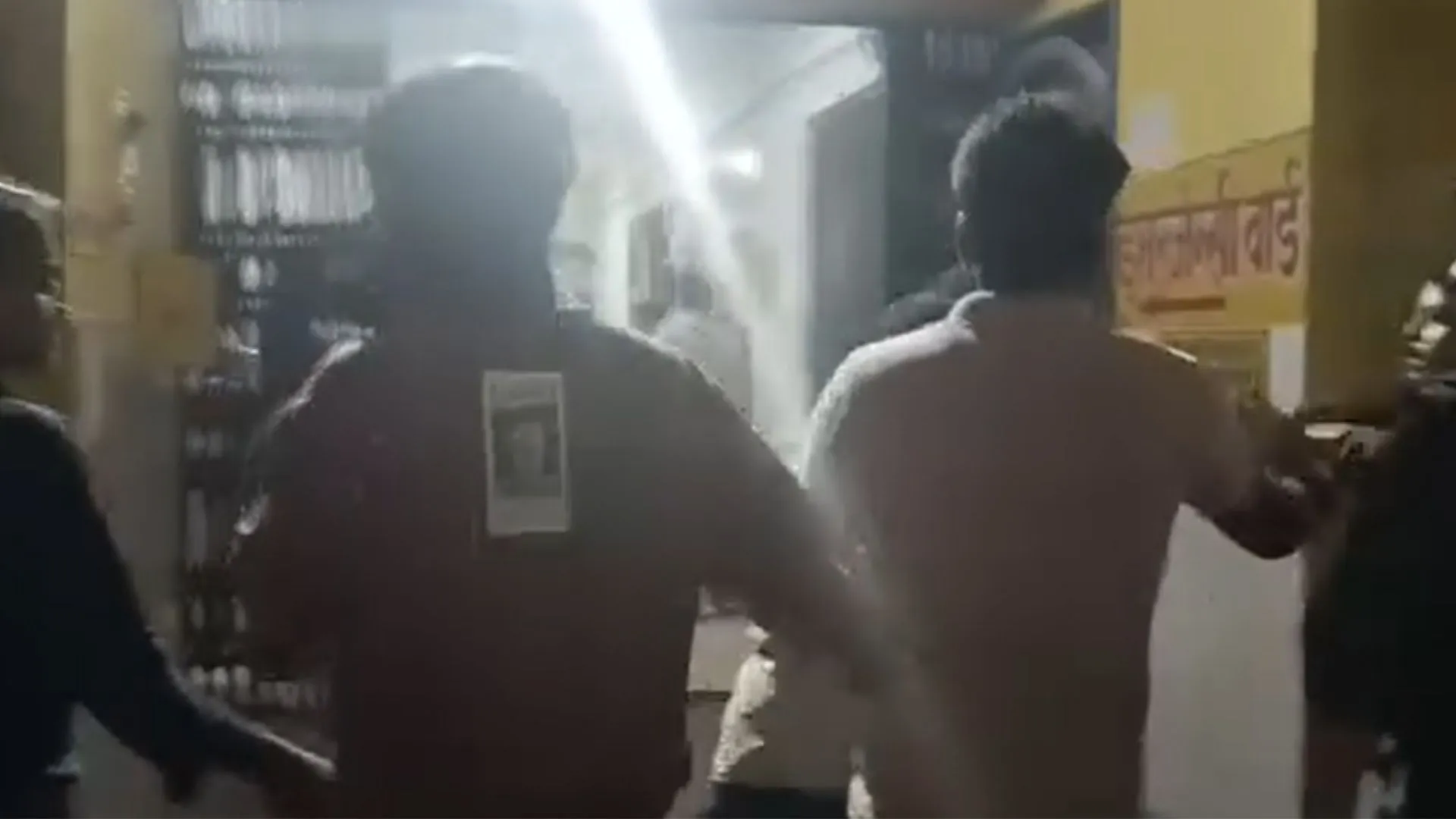 जिला अस्पताल में देर रात बवाल...सुरक्षा गार्डों और पैथोलॉजी संचालक के बीच जमकर मारपीट, वीडियो वायरल