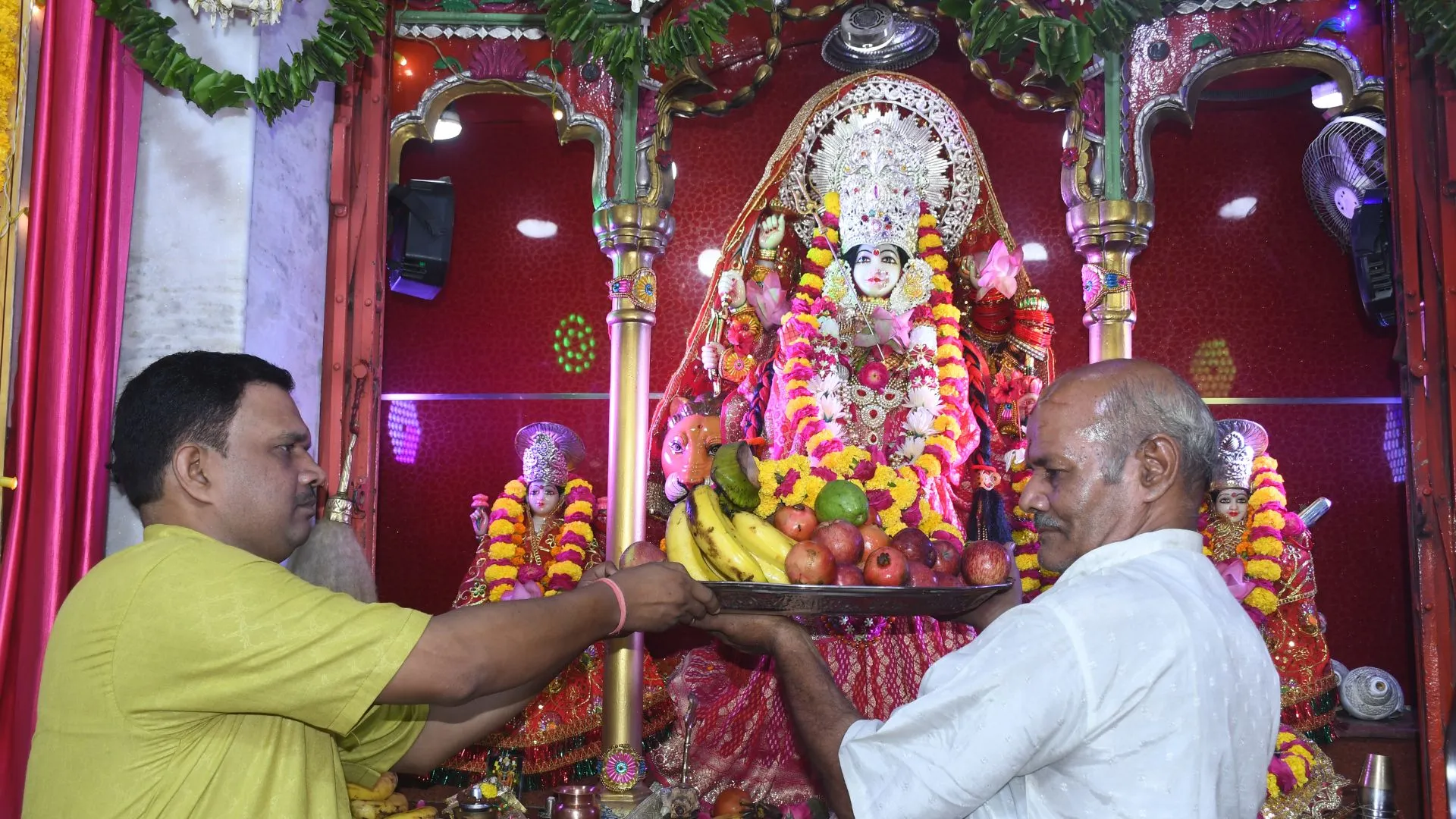  नवरात्र पर मंदिरों में उमड़ी श्रद्धालुओं की भीड़.. लखनऊ के अलग अलग मंदिरों में भक्त कर रहे दर्शन पूजन 