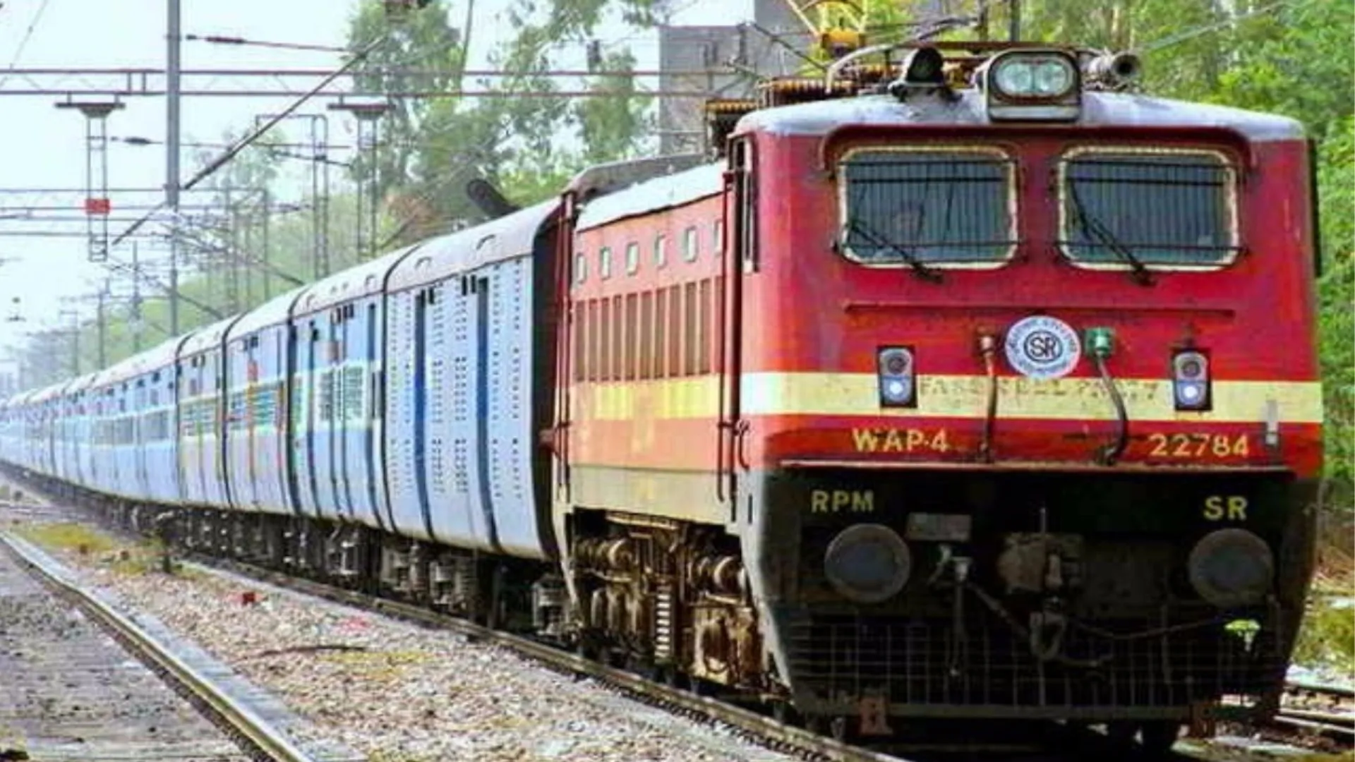 ट्रेन की टक्कर से उड़े वाहन के परखच्चे..डिरेल होने से बची रेल, कड़ी मशक्क्त के बाद बहाल हुआ संचालन