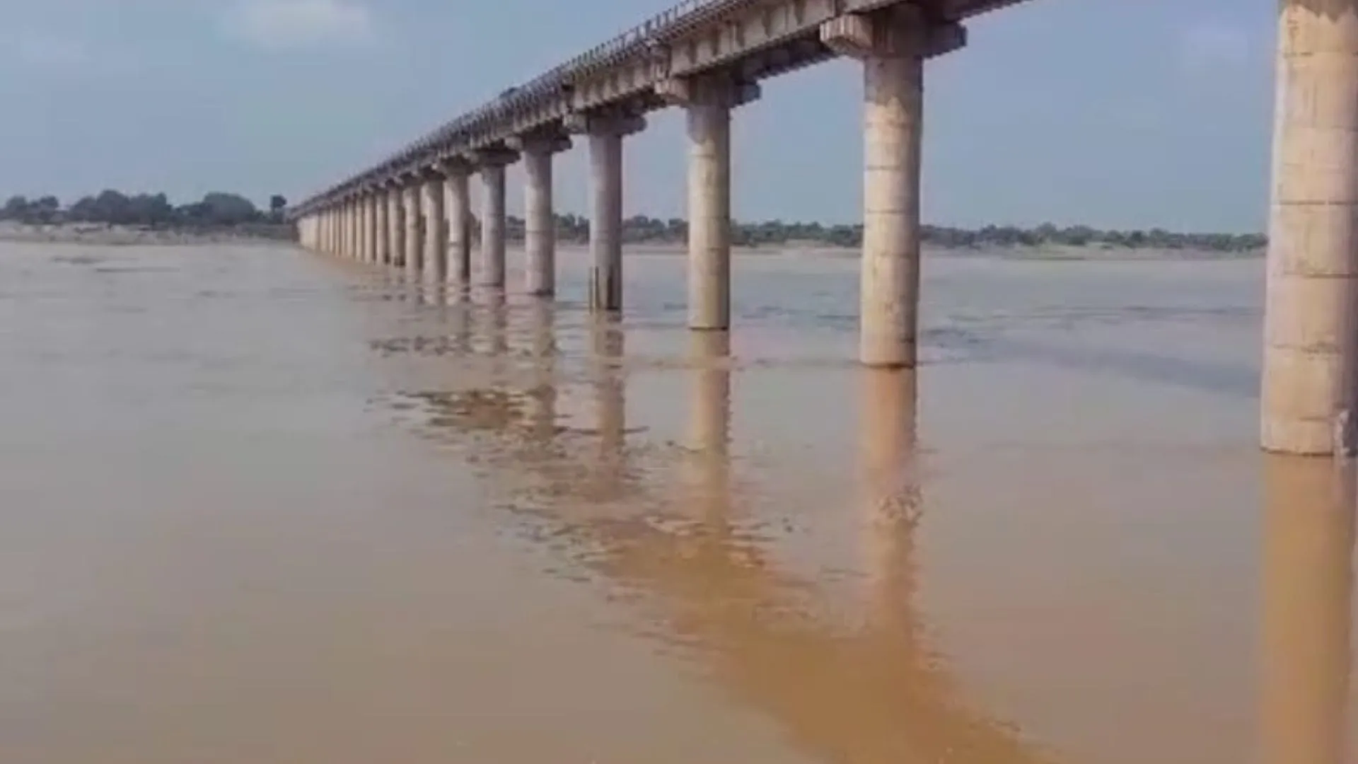 हाई अलर्ट पर पश्चिमी उत्तर प्रदेश के कई जिले ...यमुना नदी में बढ़ते जलस्तर को देखते हुए प्रशासन का बड़ा फैसला 