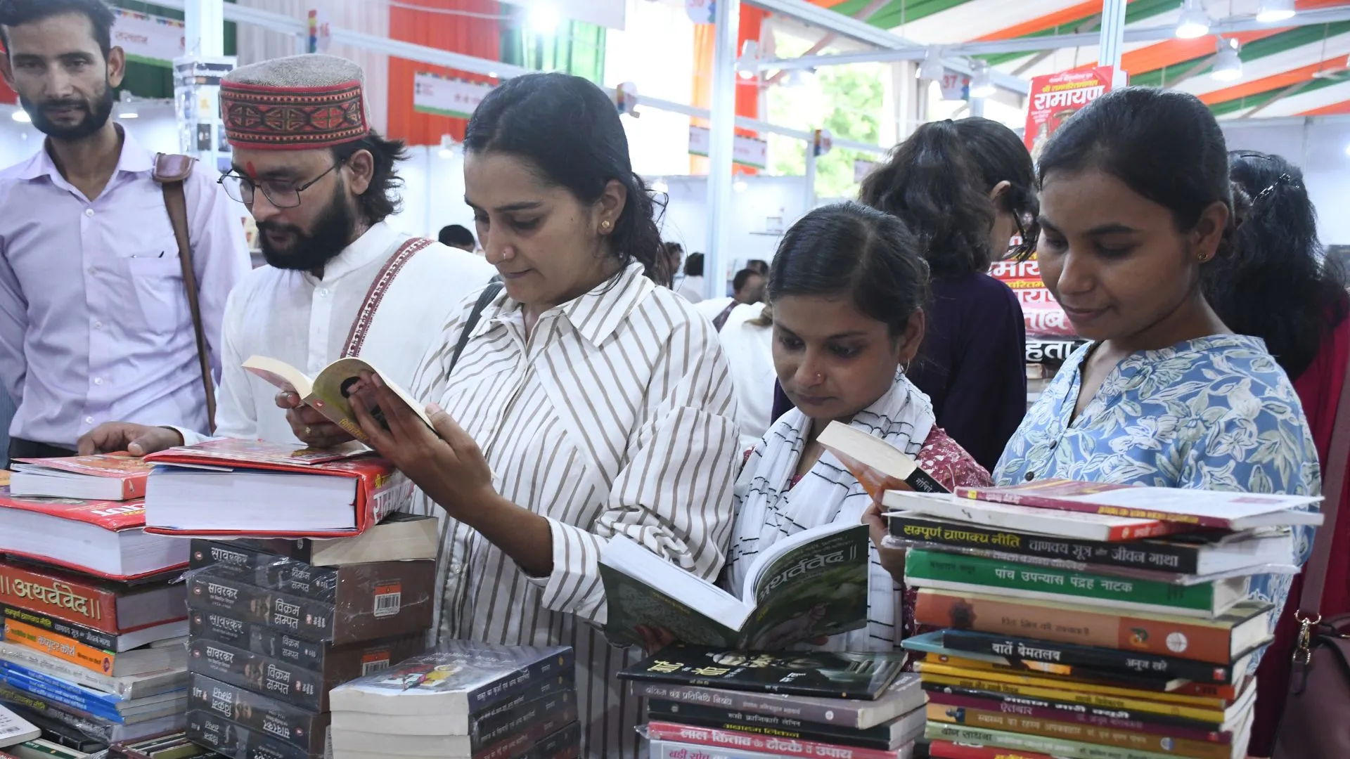 गोमती पुस्तक महोत्सव गूंजा भक्ति संगीत... AI पर विस्तृत चर्चा, नई सदी की रचनात्मकता विषय पर की गई बात 