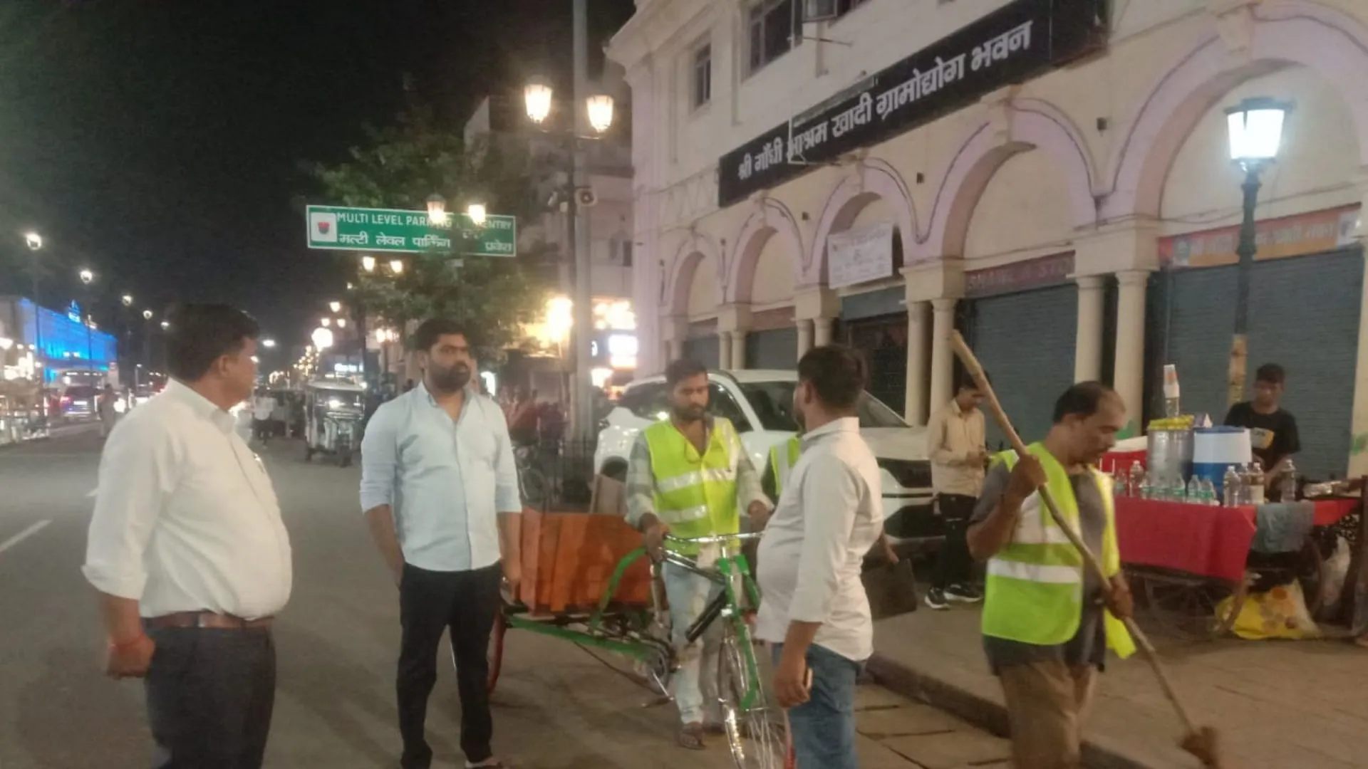 पेयजल आपूर्ति, क्षतिग्रस्त मैनहोलों की मरम्मत और लीकेज रोकथाम, त्यौहार से पहले लखनऊ में अब रात को भी सफाई अभियान 