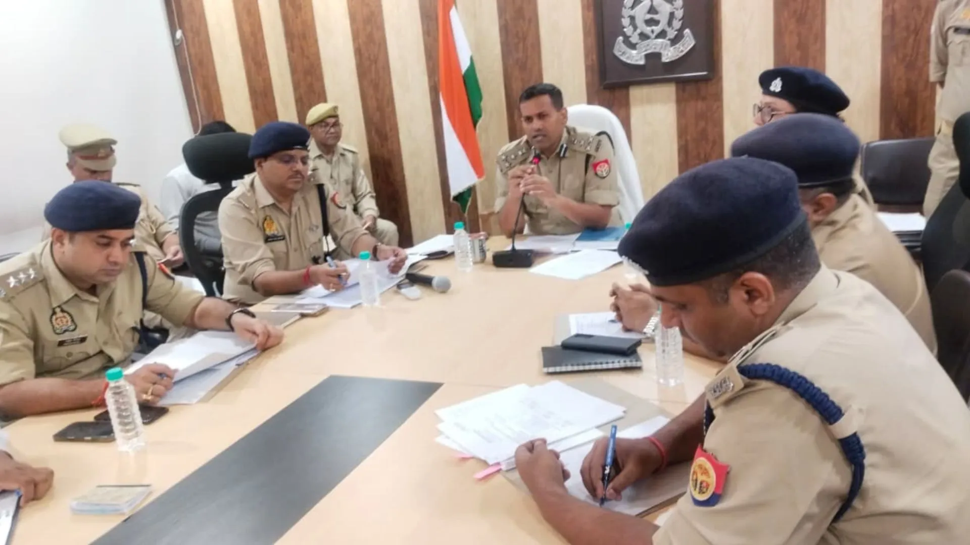 UP Cop से कराना होगा वेरिफिकेशन: पटाखा कारोबारियों को दुकान, भंडारण गृह के बाहर चस्पा करना होगा लाइसेंस, जारी हुए यह निर्देश