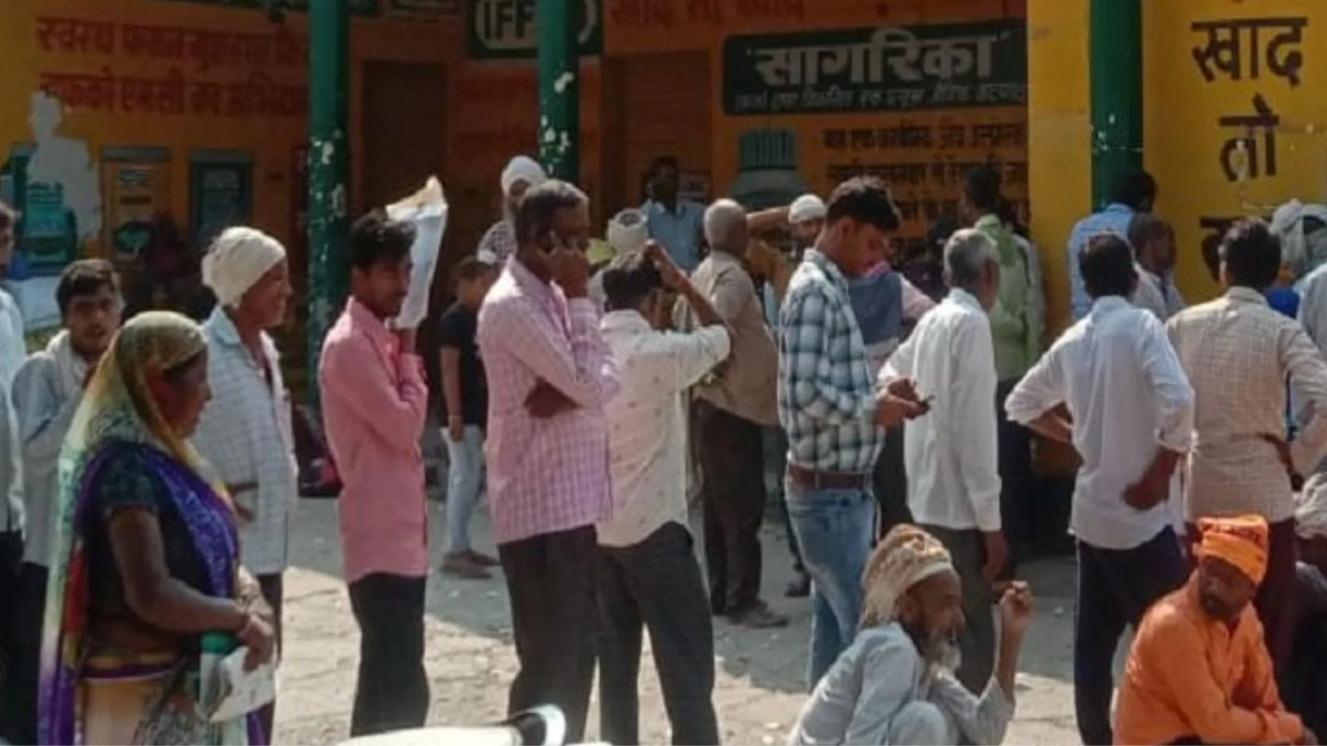 रायबरेली में खाद के लिए हाहाकार: किसानों की उमड़ रही भारी भीड़, पुलिस की मौजूदगी में वितरण