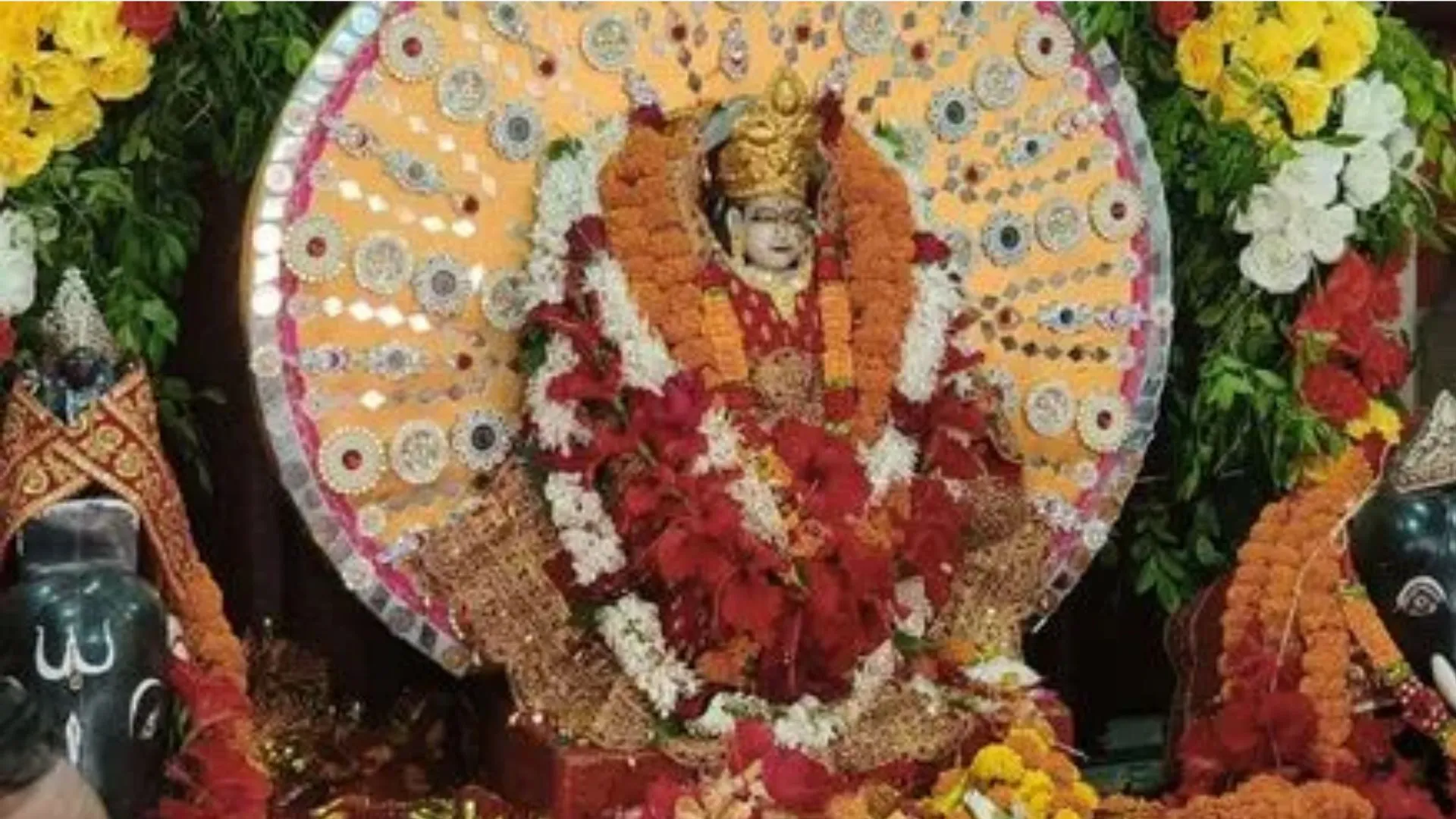 शारदीय नवरात्रि के पहले दिन मंदिरों में उमड़ा श्रद्धालुओं का जनसैलाब, वाराणसी के मंदिरों में दर्शन-पूजन की लंबी कतार 