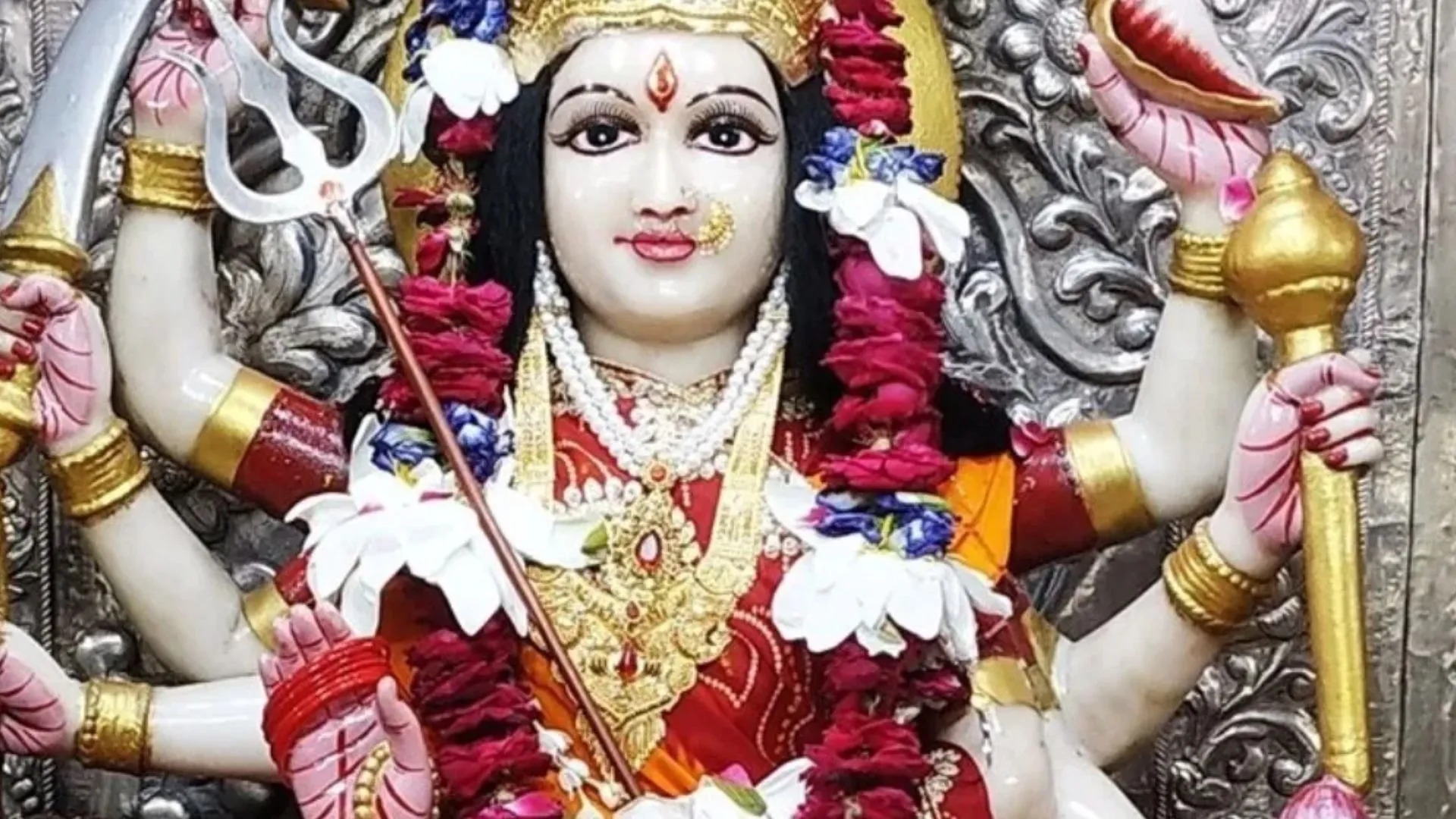 लखनऊ में देवी प्रतिमा खंडित कर लगाई आग, कुल देवी मंदिर से चांदी की मूर्ति भी चोरी