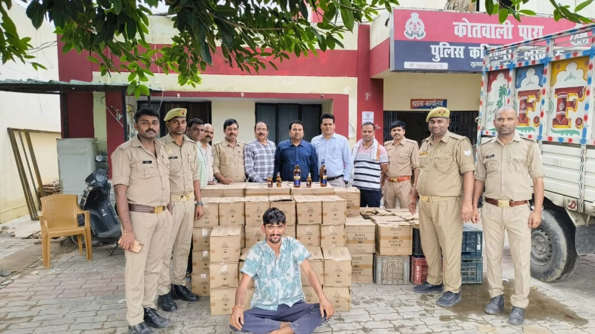 लखनऊ-आगरा एक्सप्रेस-वे पर चेकिंग में ट्रैफिक पुलिस ने पकड़ी शराब की बड़ी खेप, 100 पेटी बरामद, 1 आरोपी गिरफ्तार