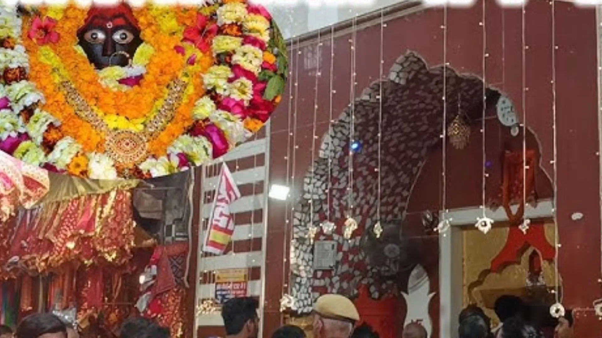 Durga Ashtami 2025: अष्टमी के दिन जौनपुर के चौकियां धाम में उमड़ी भक्तों की भीड़, आरती के साथ जयकारे से गूंज उठा मंदिर