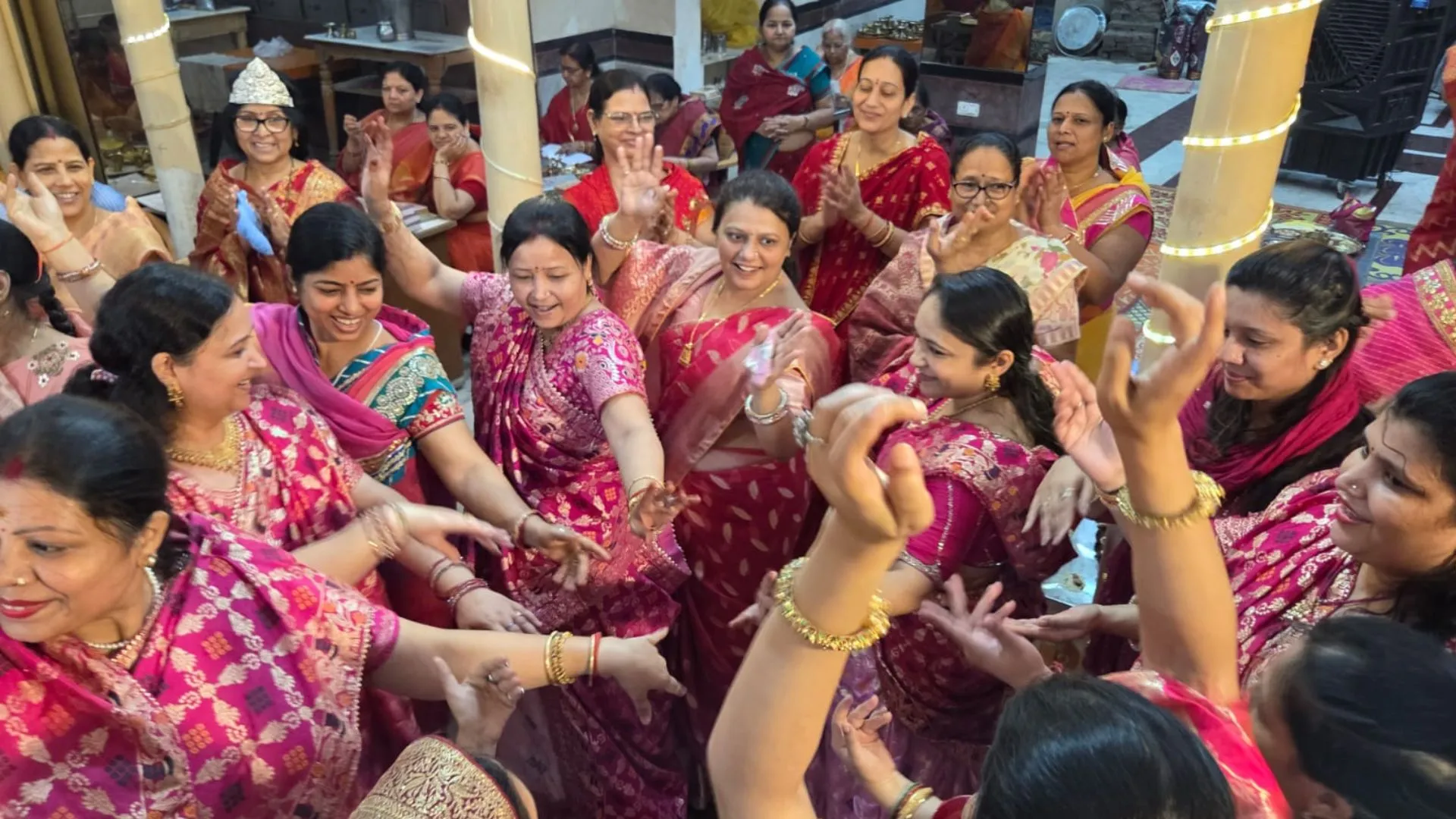 धूप दशमी पर जैन मंदिरों में उमड़ी श्रद्धालुओं की भीड़: शांति मंत्र उच्चारण और पीले वस्त्र पहनकर किया अभिषेक