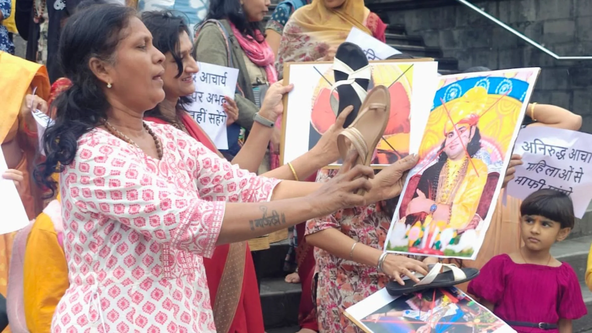 कानपुर में अनिरुद्धाचार्य के खिलाफ FIR दर्ज कर गिरफ्तारी की मांग, 16 राज्यों के 108 जिलों में महिलाओं का आक्रोश , फूंका पुतला