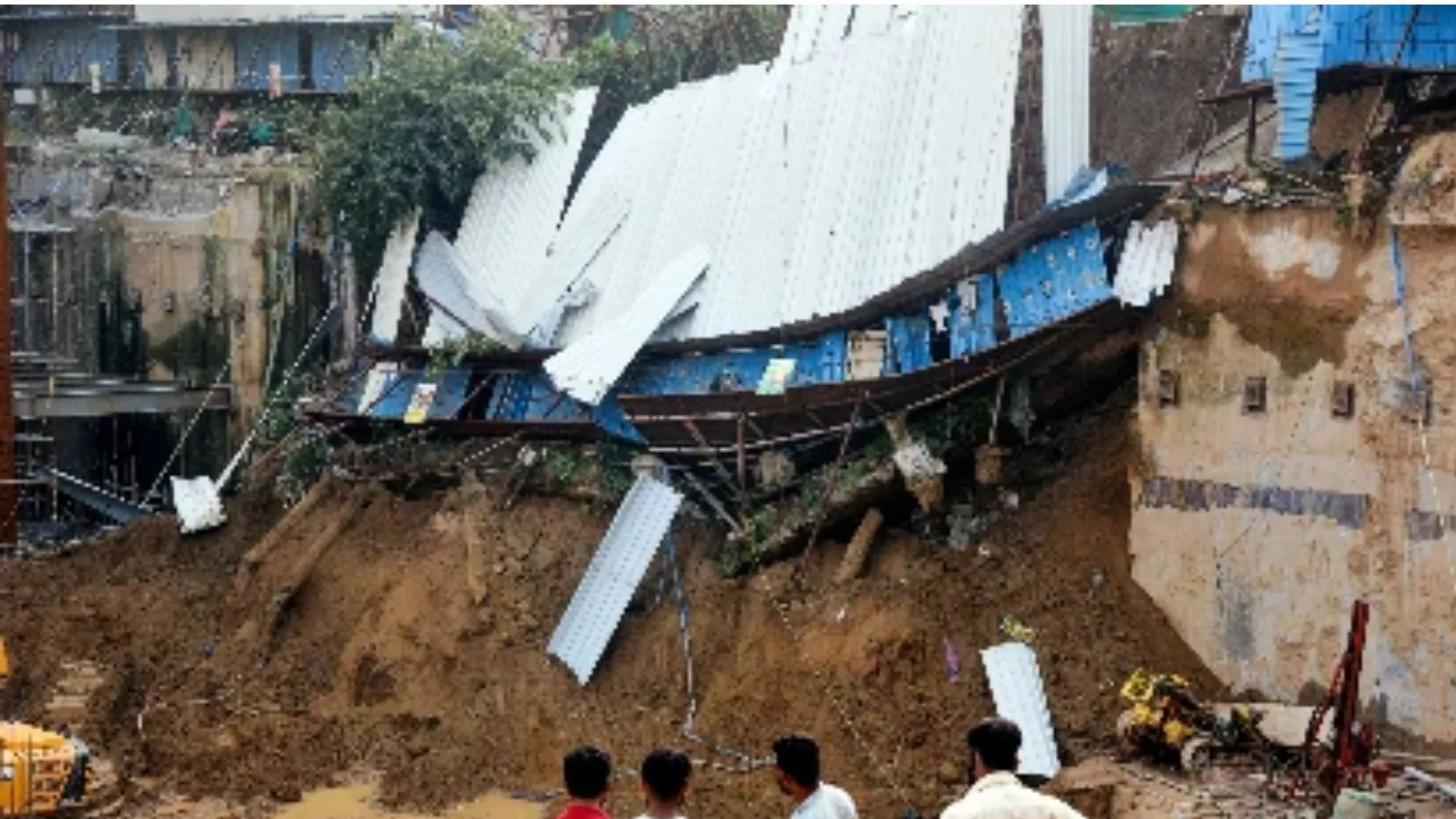 सहारनपुर में जर्जर मकान की छत गिरने से व्यक्ति की मौत: सोते वक्त हुआ हादसा, पत्नी और 3 बच्चे बच गए 