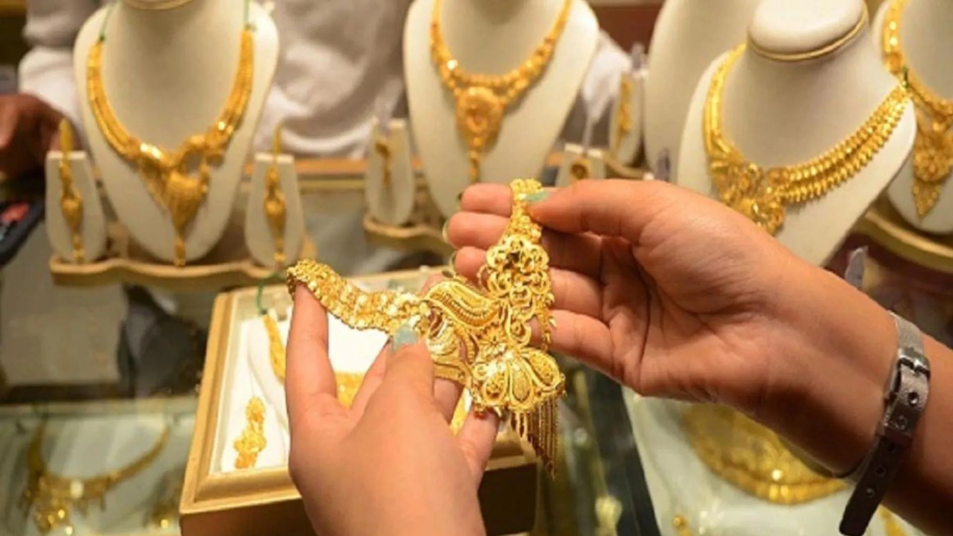 हल्के आभूषणों का बाजार अब भरेगा रफ्तार, गोल्ड -चांदी पर UID कोड व्यवस्था आज से लागू
