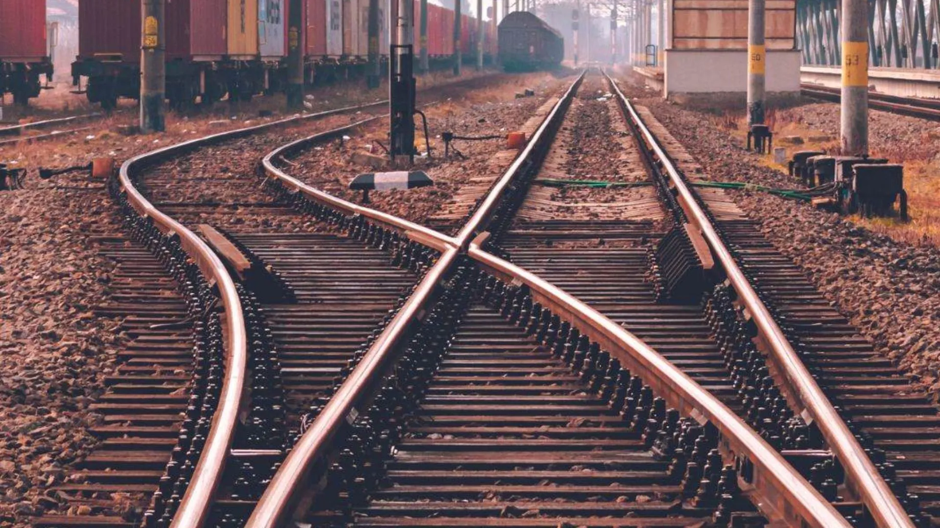 देवरिया में ट्रेन की चपेट आया व्यक्ति...हुई मौत, चलती ट्रेन से उतरने से हुआ हादसा 