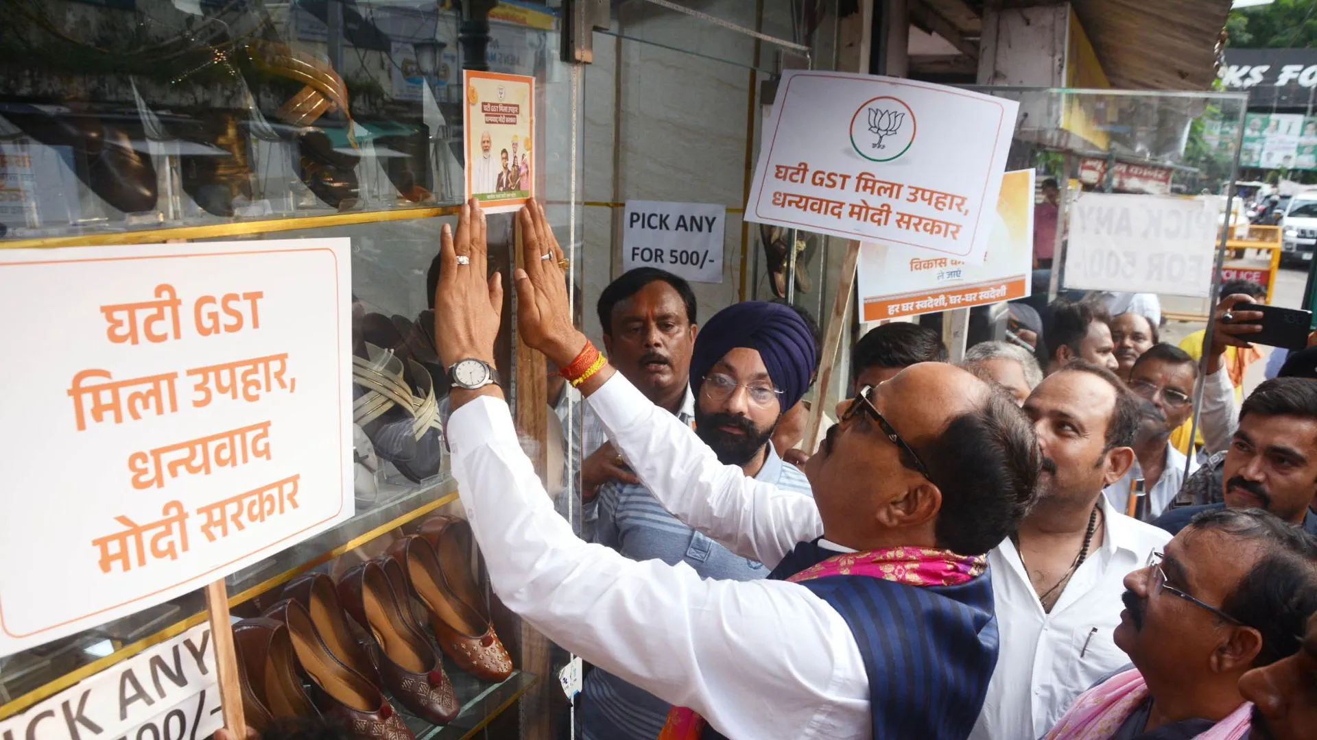 GST रिफॉर्म से हरेक परिवार को मिलेगा लाभ.. फायदे बताने बाजार में उतरे वित्त मंत्री, उप मुख्यमंत्री