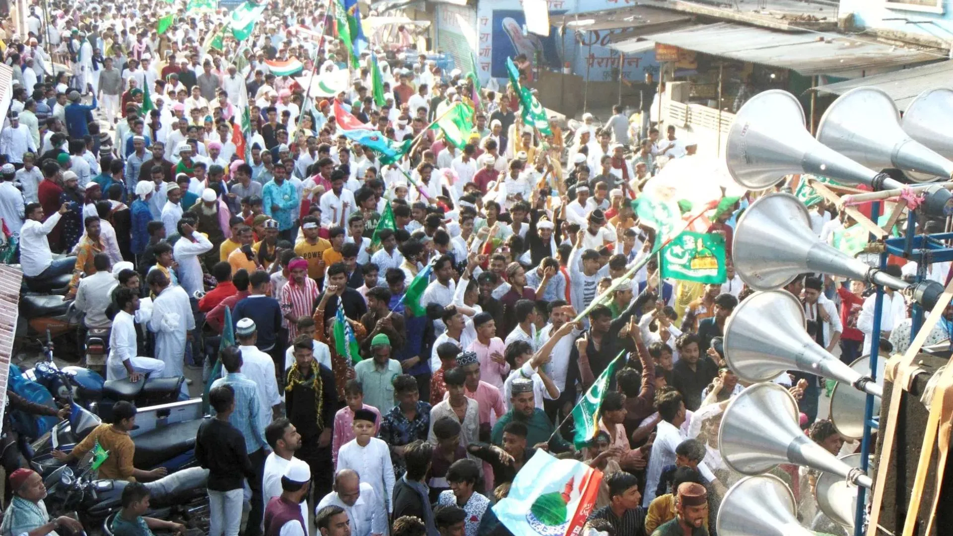गोरखपुर में जश्न-ए-मिलादुन्नबी का आयोजन: जिले में कड़ी सुरक्षा के बीच निकले जुलूस, प्रशासन अलर्ट  