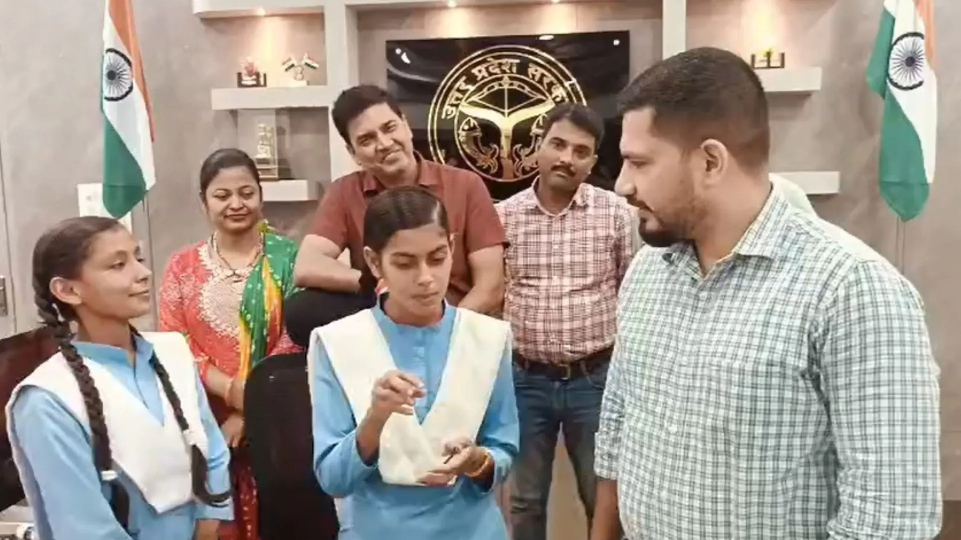 Mission Shakti 5.0:  बाराबंकी की DM बनीं आंचल वर्मा, दो गंभीर शिकायतों का निस्तारण, कलेक्ट्रेट परिसर का भ्रमण कर अधिकारियों के साथ की बैठक 