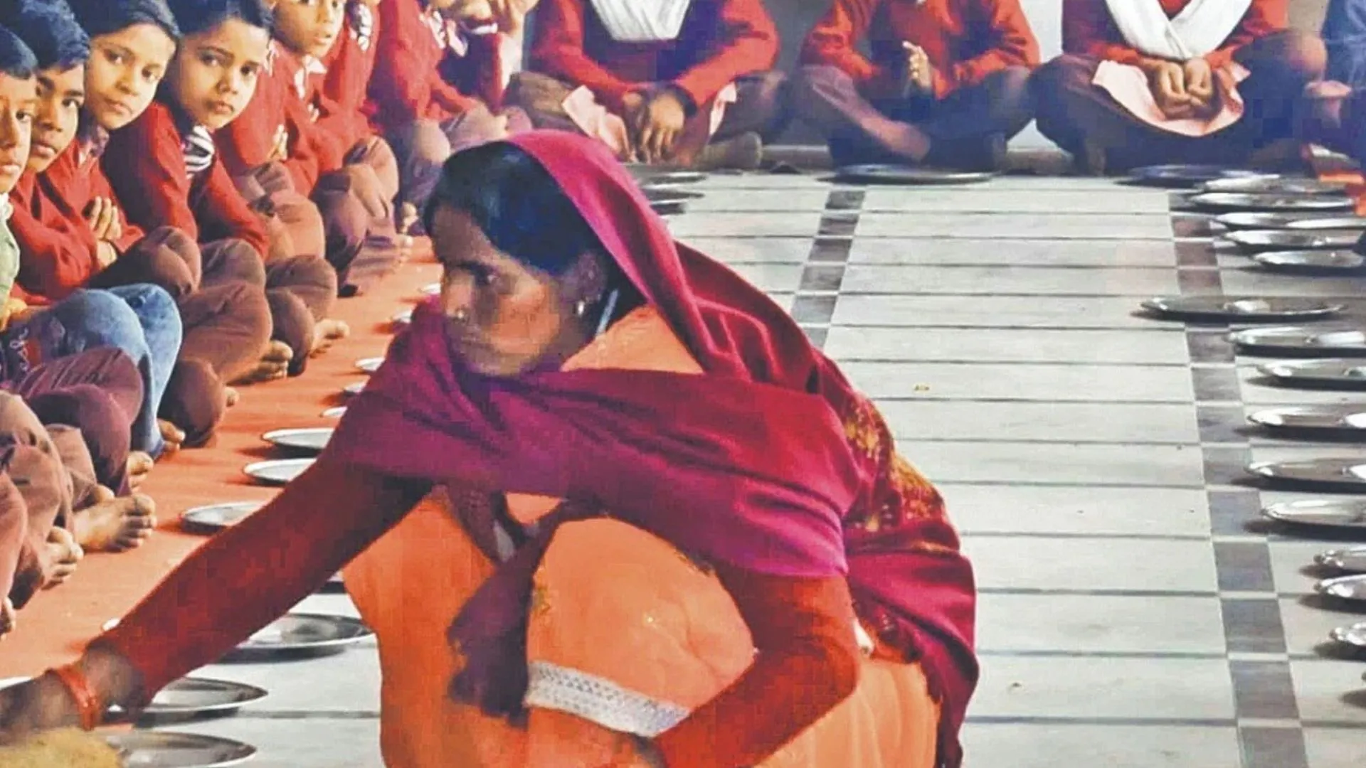 मिड डे मील पर गहराया बजट का संकट, स्कूलों में उधारी लेकर काम चला रहे शिक्षक