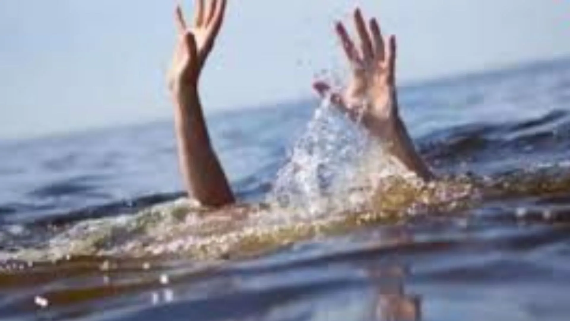 बलिया में गंगा की बाढ़ में डूबने से 18 वर्षीय युवक की मौत, गाय चराते वक्त पैर फिसलने से हुआ हादसा 