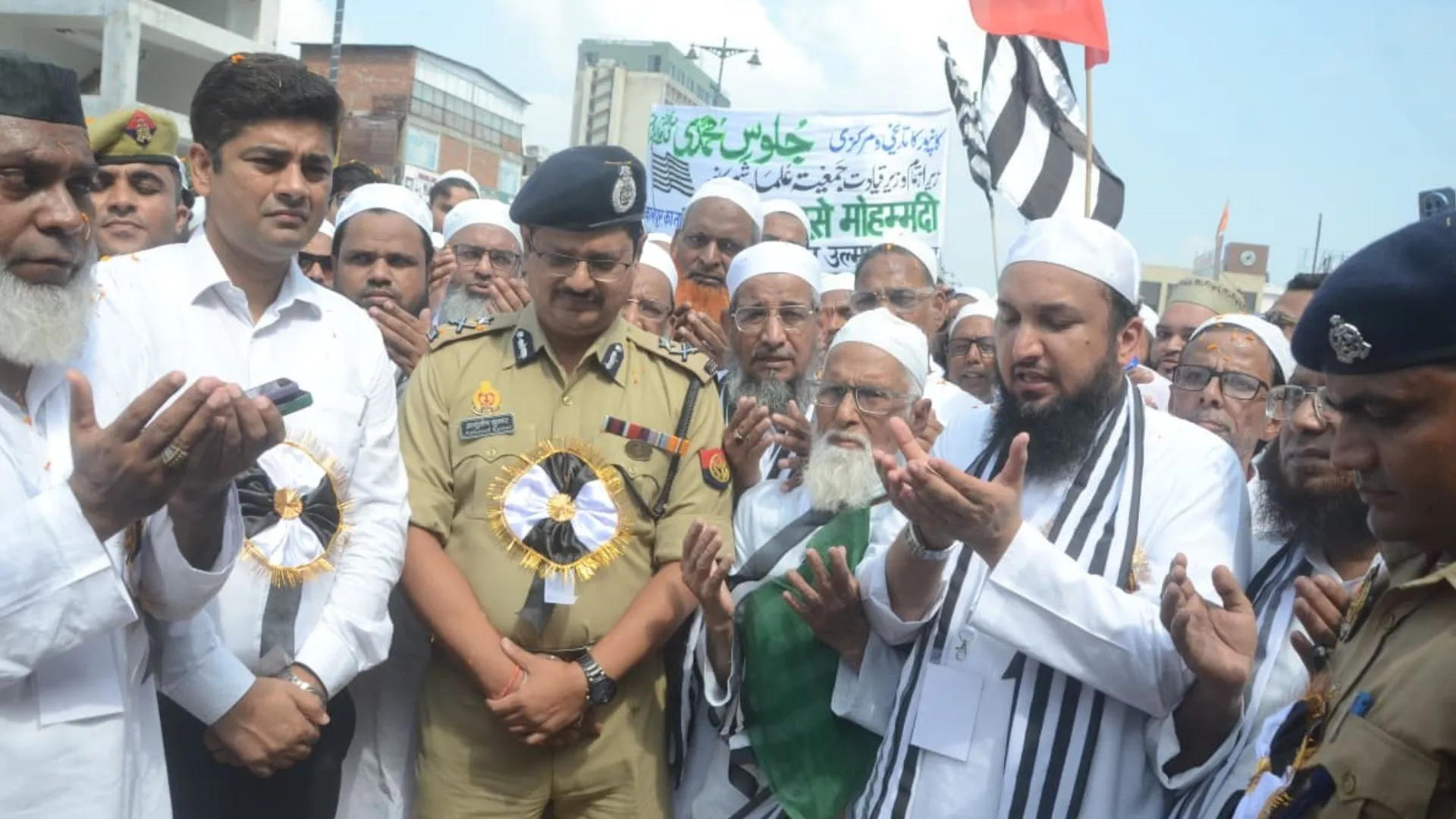 मेरे सरकार आये ...जुलूस-ए-मोहम्मदी में लहराए झंडे, हजारों लोग हुए शामिल