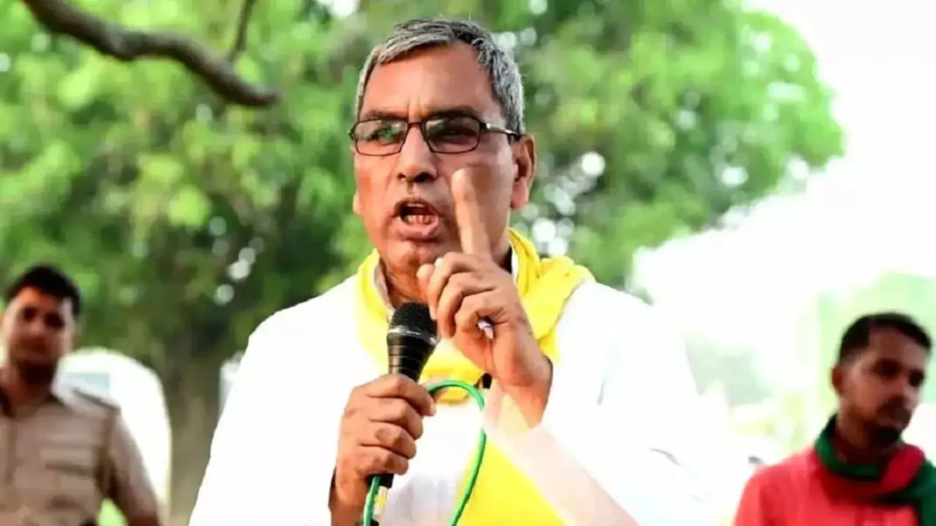 बलिया में ABVP कार्यकर्ताओं का प्रदर्शन, मंत्री ओम प्रकाश राजभर के आवास और दफ्तर का गहराव कर फूंका पुतला  