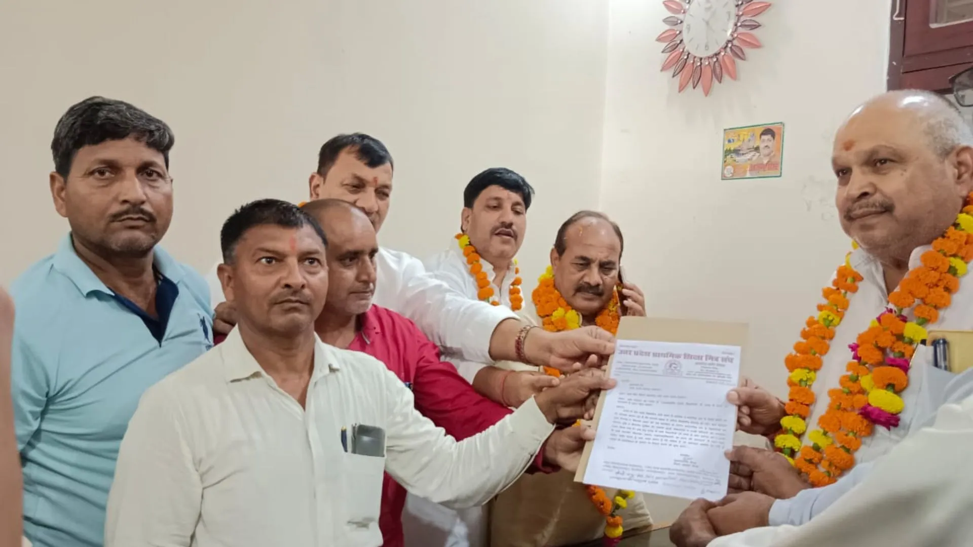 मानदेय वृद्धि व ,कैशलेस इलाज के तोहफे पर शिक्षामित्रों ने सरकार का जताया आभार...प्रभारी मंत्री को ज्ञापन सौंपकर सीेएम को दिया धन्यवाद