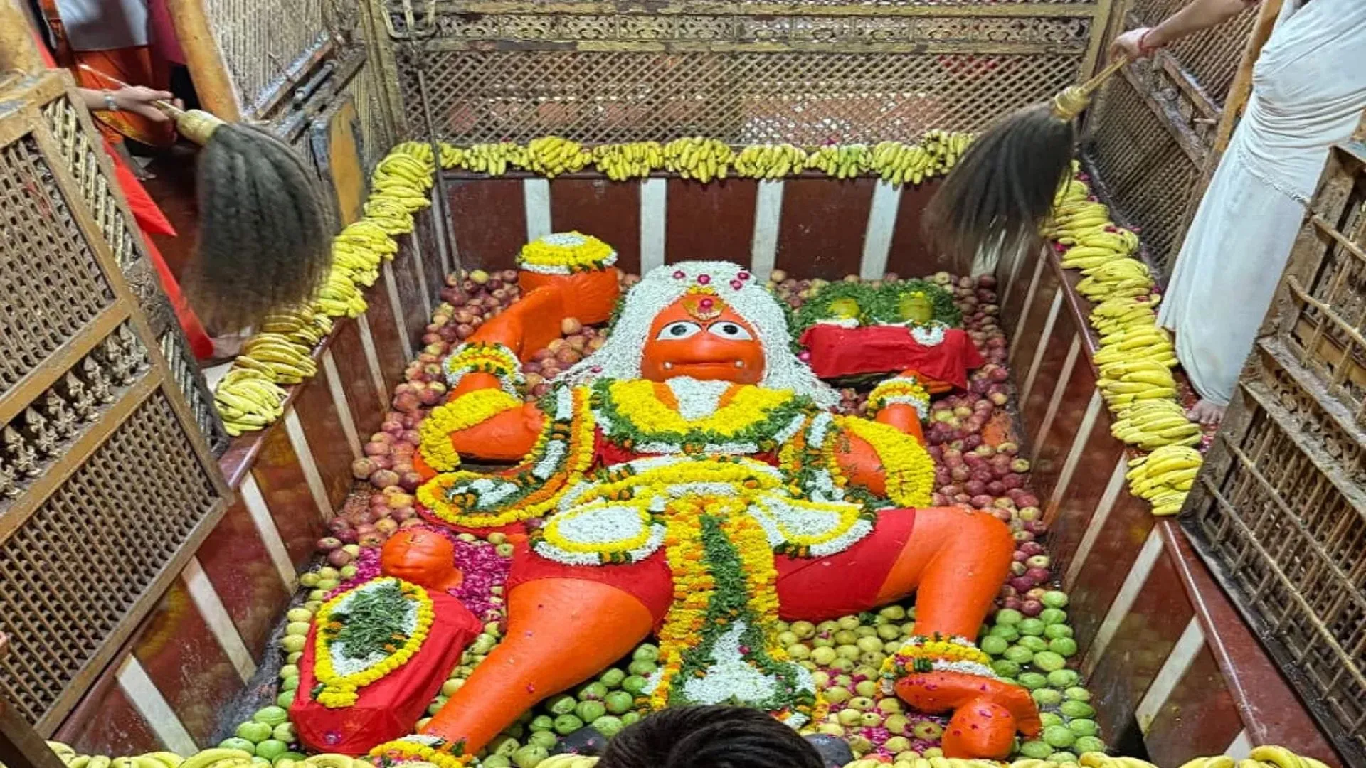 प्रयागराज में 11वे दिन खोले गए लेटे हनुमानजी मंदिर के कपाट, विधि विधान के साथ पूजन कर भक्तों ने किये दर्शन  