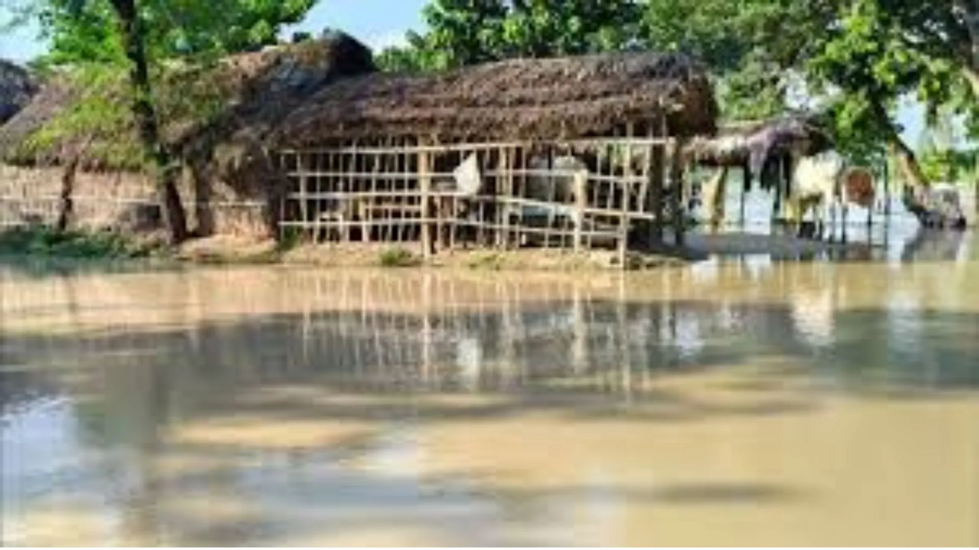 बाराबंकी में सरयू नदी का जलस्तर बढ़ने से डूबा चौरारी पुल, बंद हुआ आवागमन