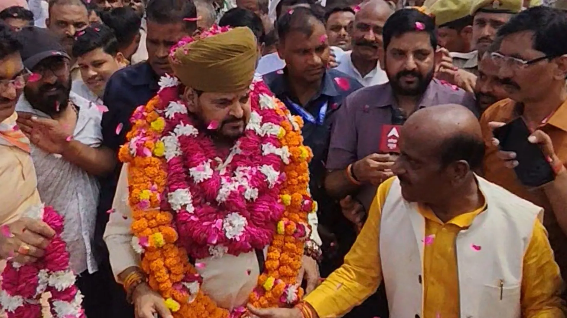 बृजभूषण शरण सिंह ने राजभर को बताया हल्का व्यक्ति, कहा-अपनी कब्र खोद रही कांग्रेस, बिहार से खाली हाथ लौटेंगे