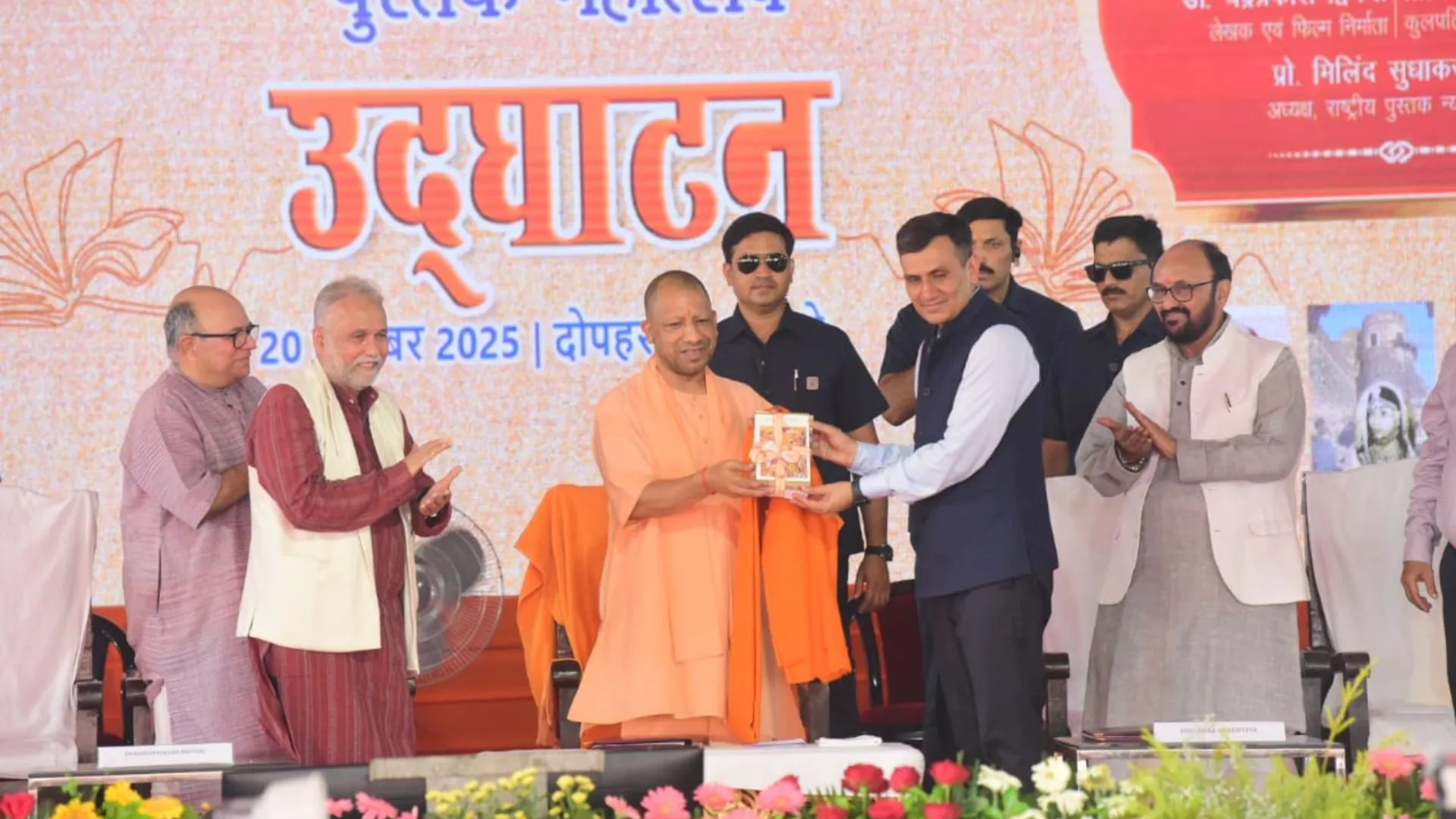 Lucknow University में CM योगी ने किया गोमती पुस्तक महोत्सव का उद्घाटन, बच्चो से की मुलाकात 