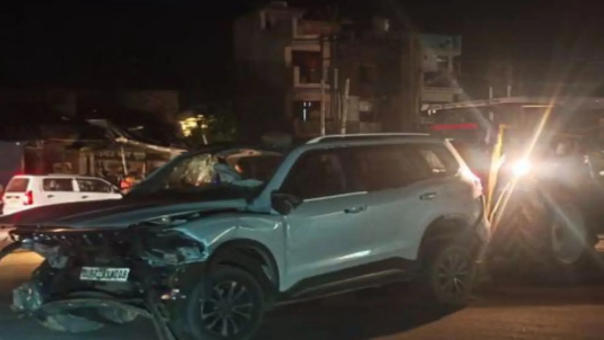 प्रयागराज में कथावाचक देवव्रत महाराज के परिजन हुए हादसे का शिकार:  भाई गंभीर रूप से जख्मी, बीमार पुत्र की मौत