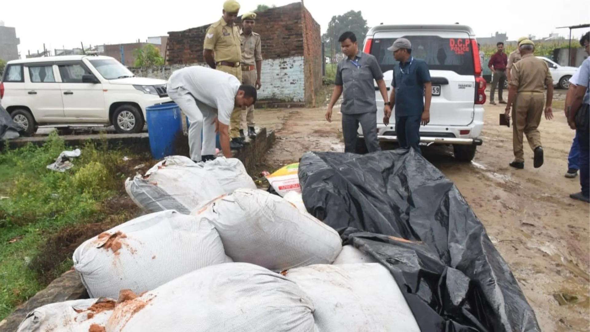तीन के नाम पर लाइसेंस, आधा गांव बनाता था पटाखा, 5 लोगों पर दर्ज गैर इरादतन हत्या की FIR