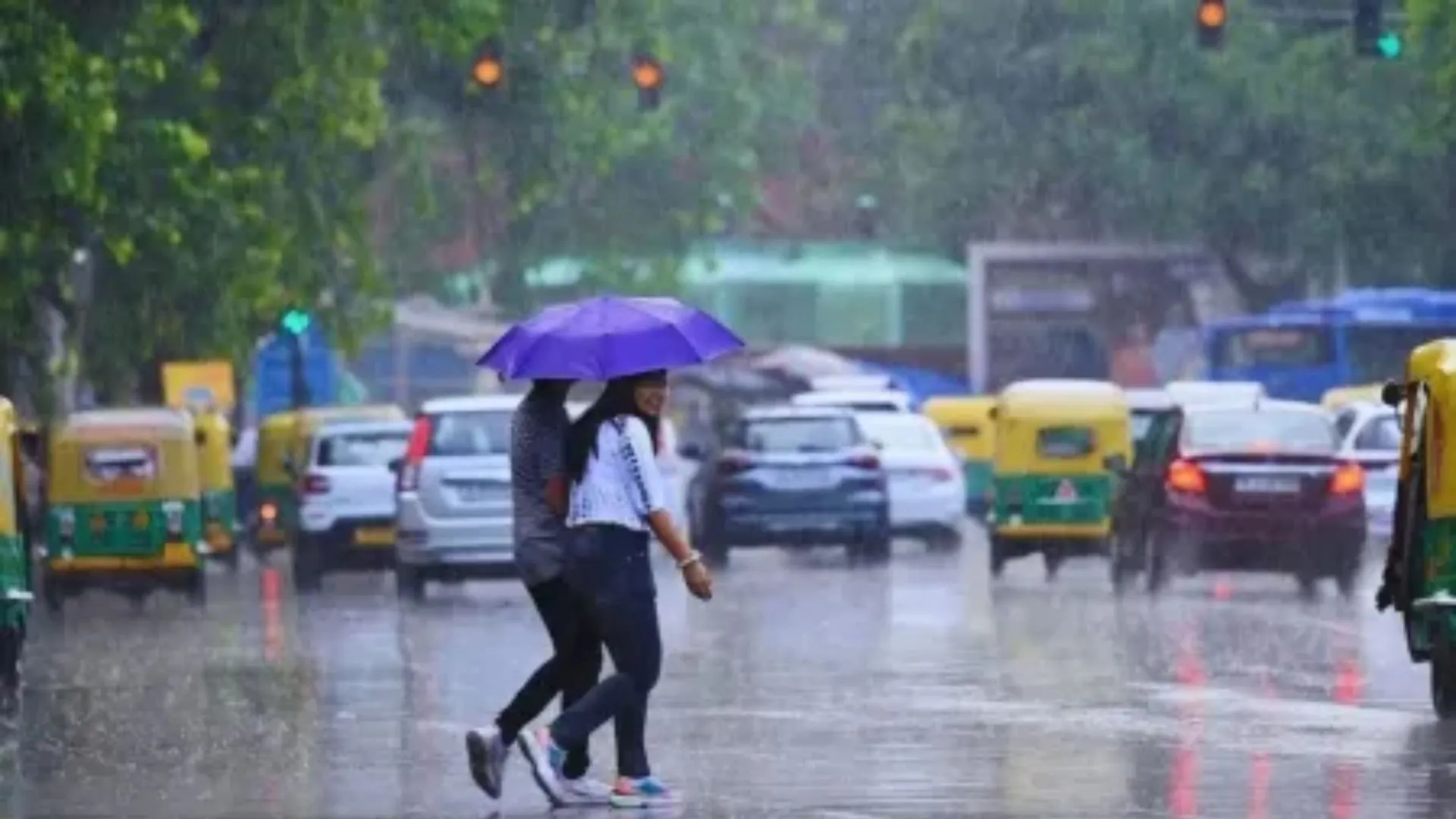 प्रयागराज में तेज हवा के साथ हुई झमाझम बारिश, उमस भरी गर्मी से मिली राहत 