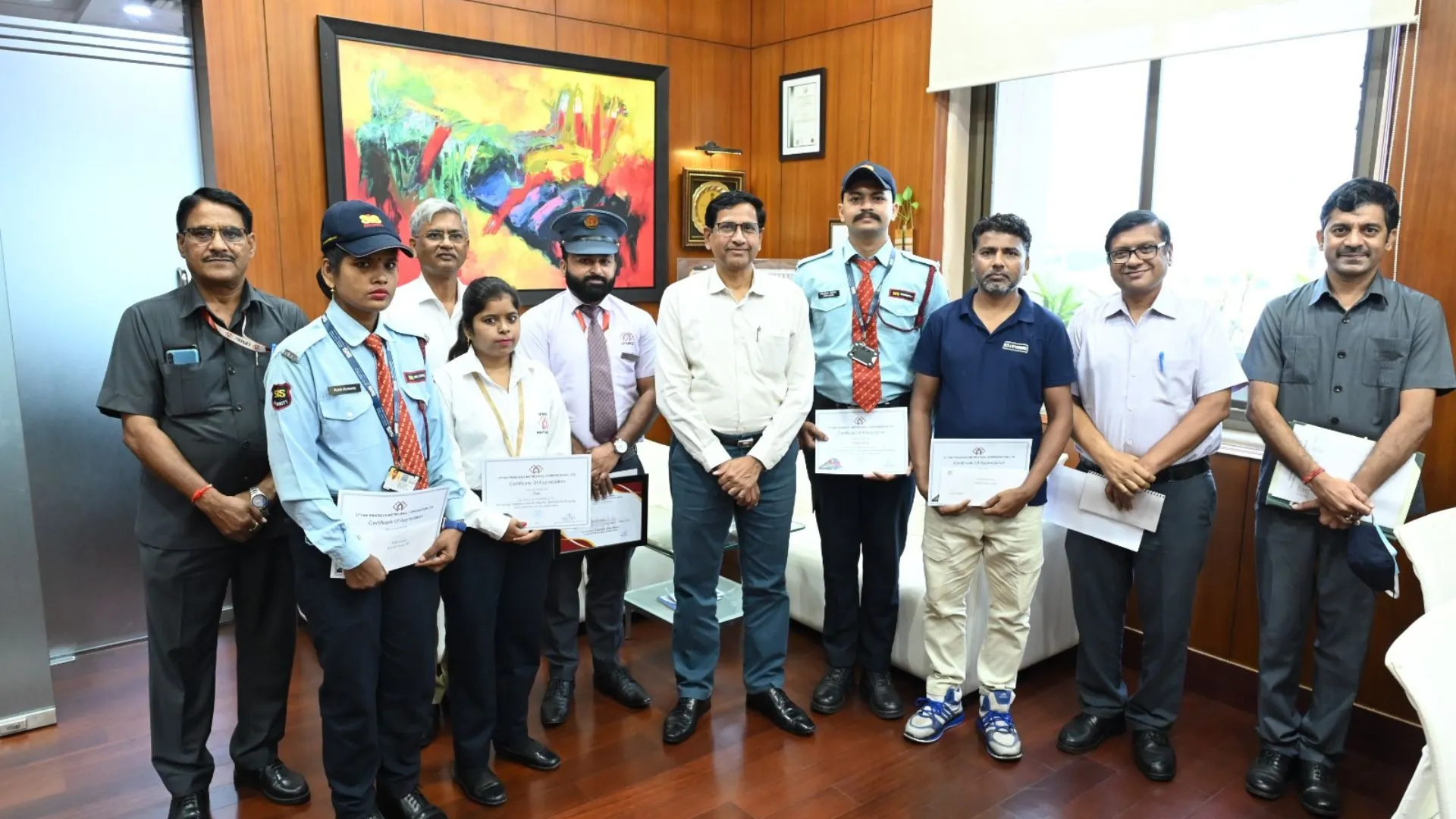 लखनऊ मेट्रो में यात्री का छूट गया था बैग, रुपये और बैग लौटाने वाले कर्मचारी को मिला सम्मान