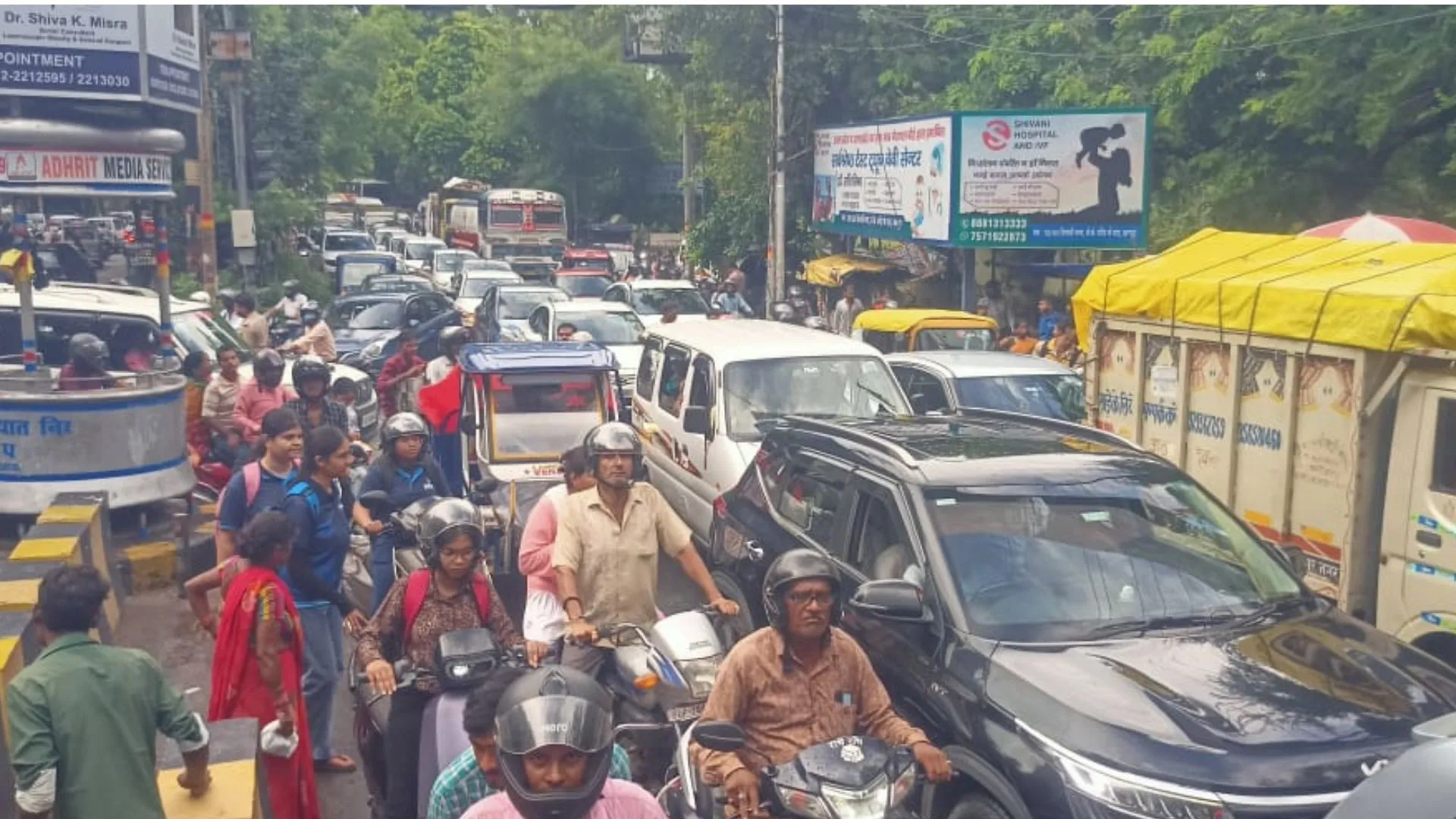 कानपुर के इन मार्गो पर लगा भीषण जाम : सड़कों पर यातायात का हुजूम, जबरदस्त बारिश से अस्त व्यस्त हुई व्यवस्था 