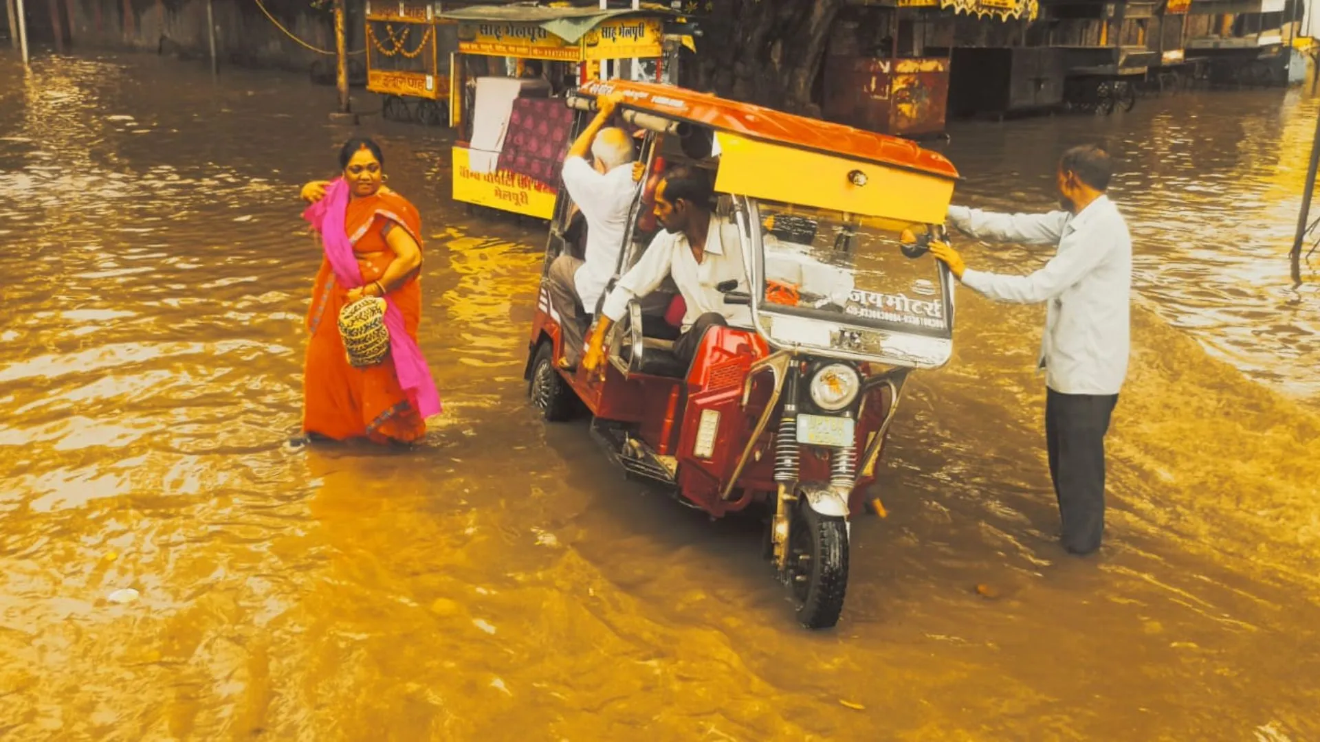 झमाझम बरसात से डूबा कानपुर शहर: पॉश इलाकों में घरों तक घुसा पानी, कई मौहल्ले जलमग्न