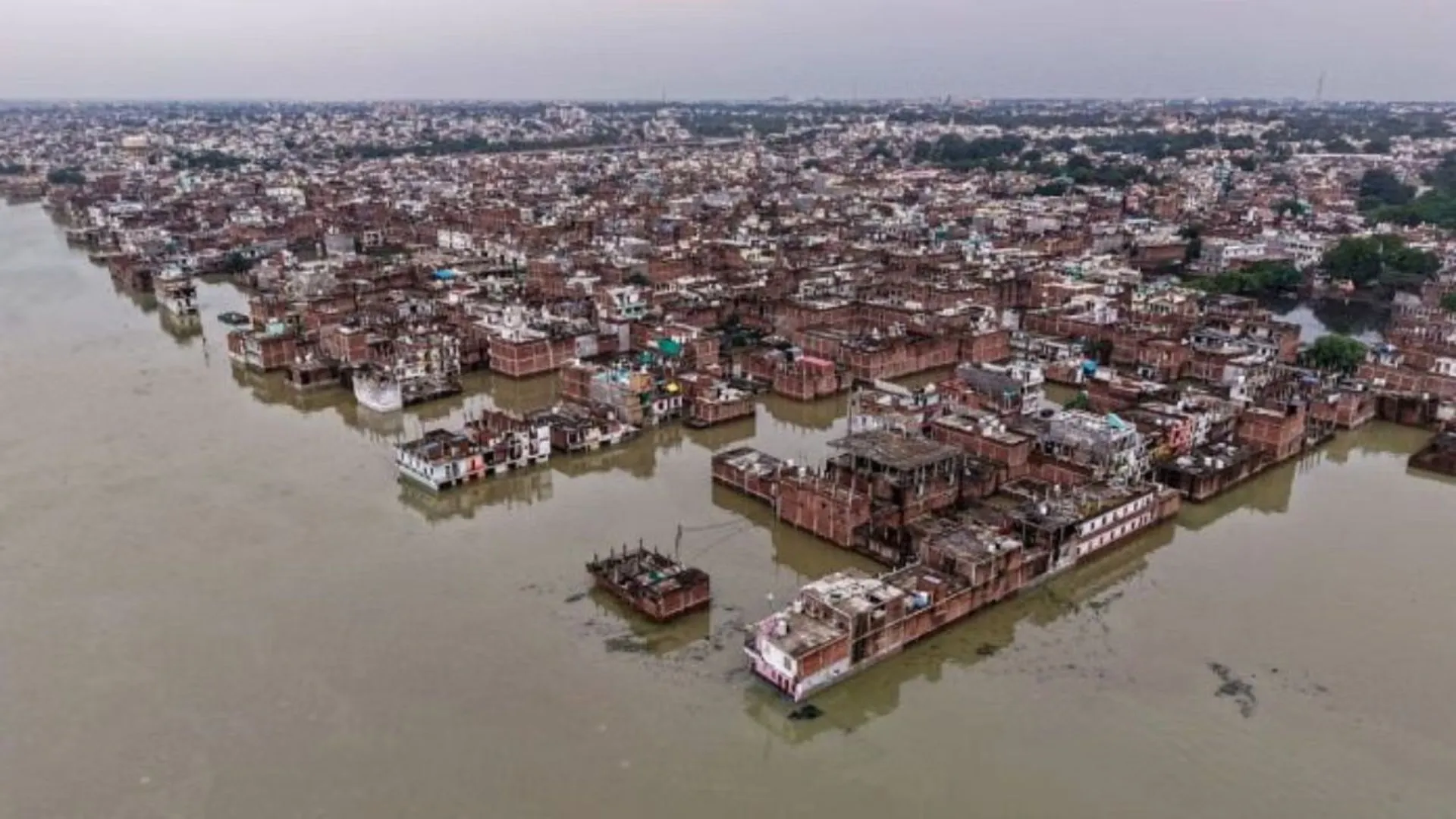 Prayagraj Flood Update : प्रयागराज में उतरा बाढ़ का पानी, प्रभावित इलाको में नगर निगम चलाएगा सफाई अभियान  