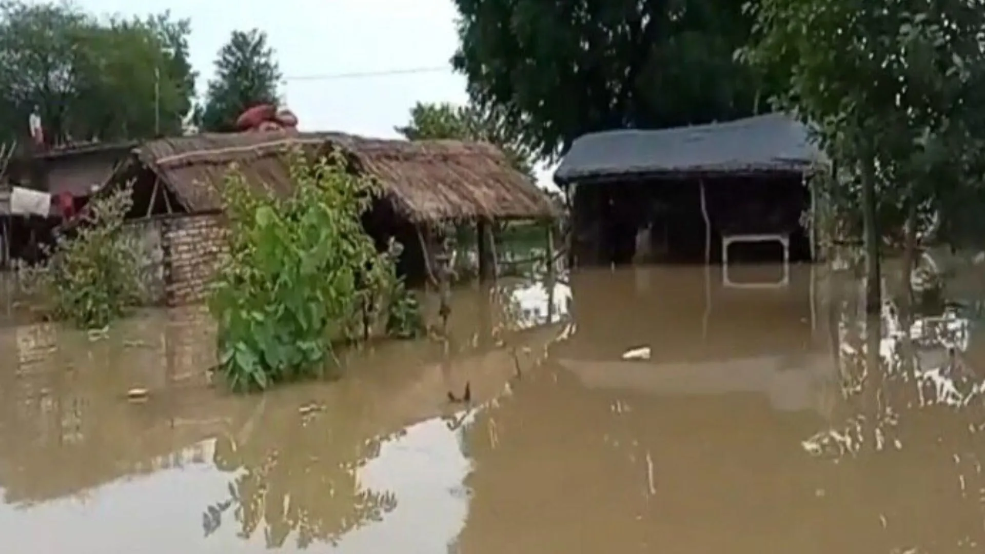 गोंडा में उफनायी घाघरा.. तटवर्ती इलाकों में बाढ़ का सायरन, बैराजों से छोड़े गये लाखों क्यूसेक पानी से जलस्तर बढ़ा 