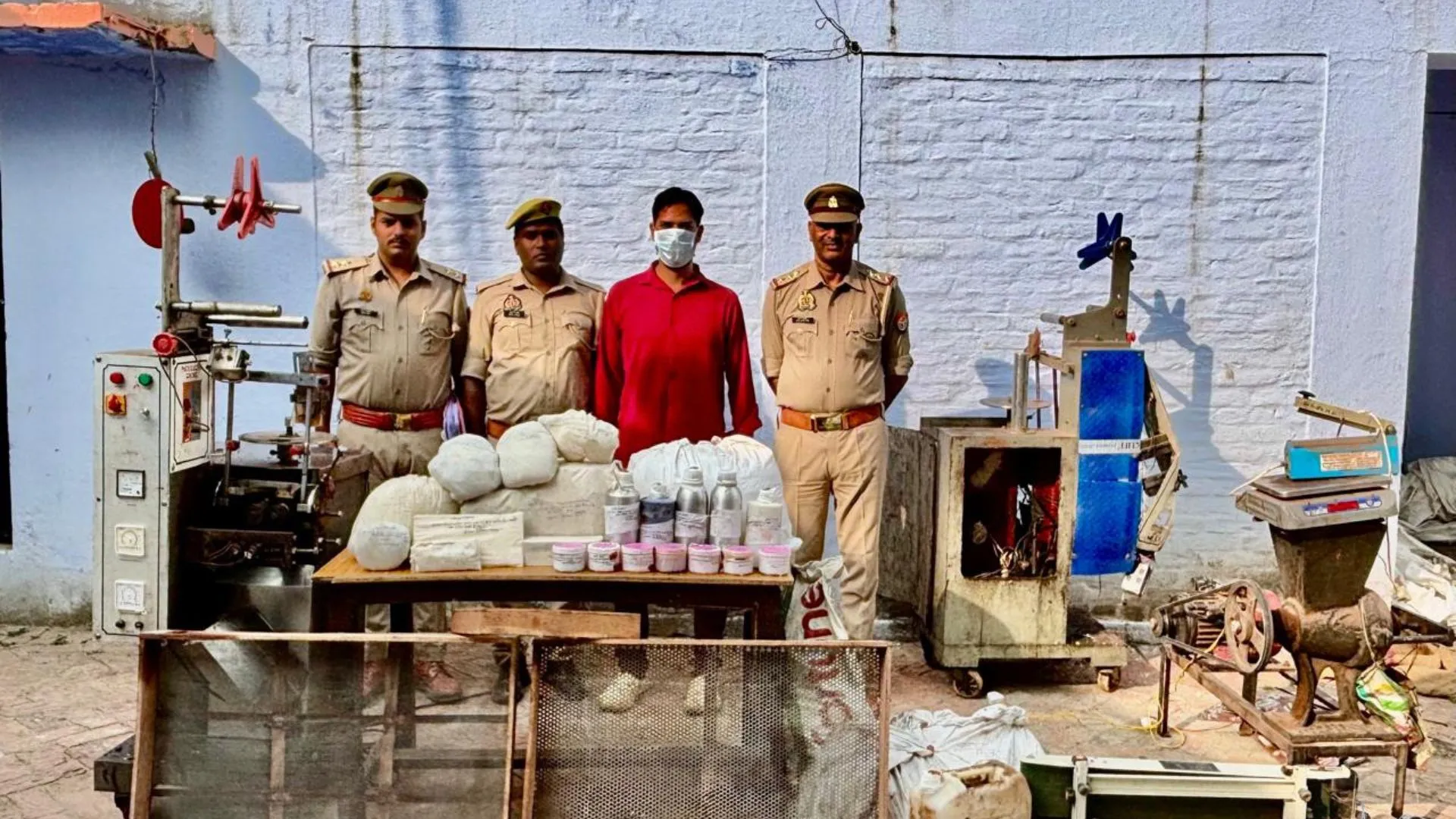 बलरामपुर में नकली पान मसाला-तंबाकू फैक्ट्री का भंडाफोड़, पुलिस ने जब्त किया भारी मात्रा में सामान 