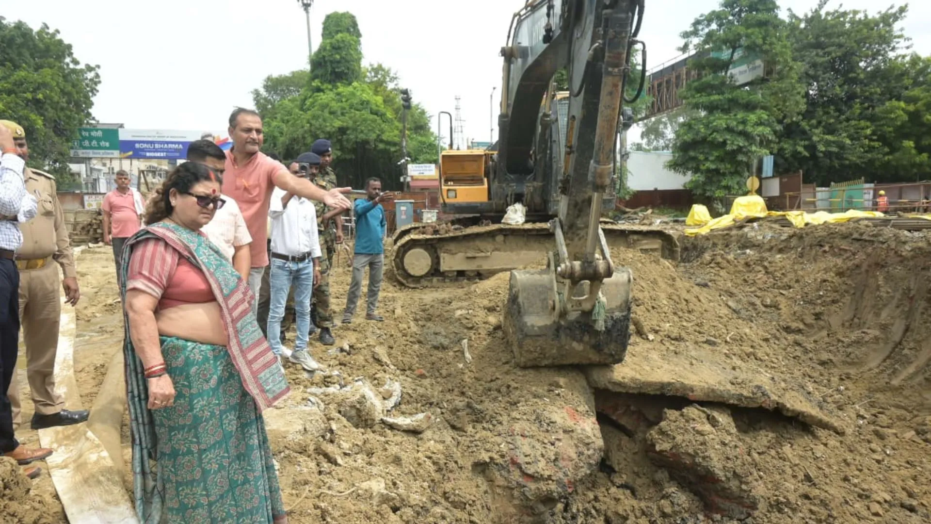 अधिकारी को दिया धक्का, सर्वोदय नगर में डॉट नाला बंद करने पर आवेश में आई महापौर, मेट्रो निर्माण कार्य रुकवाया  