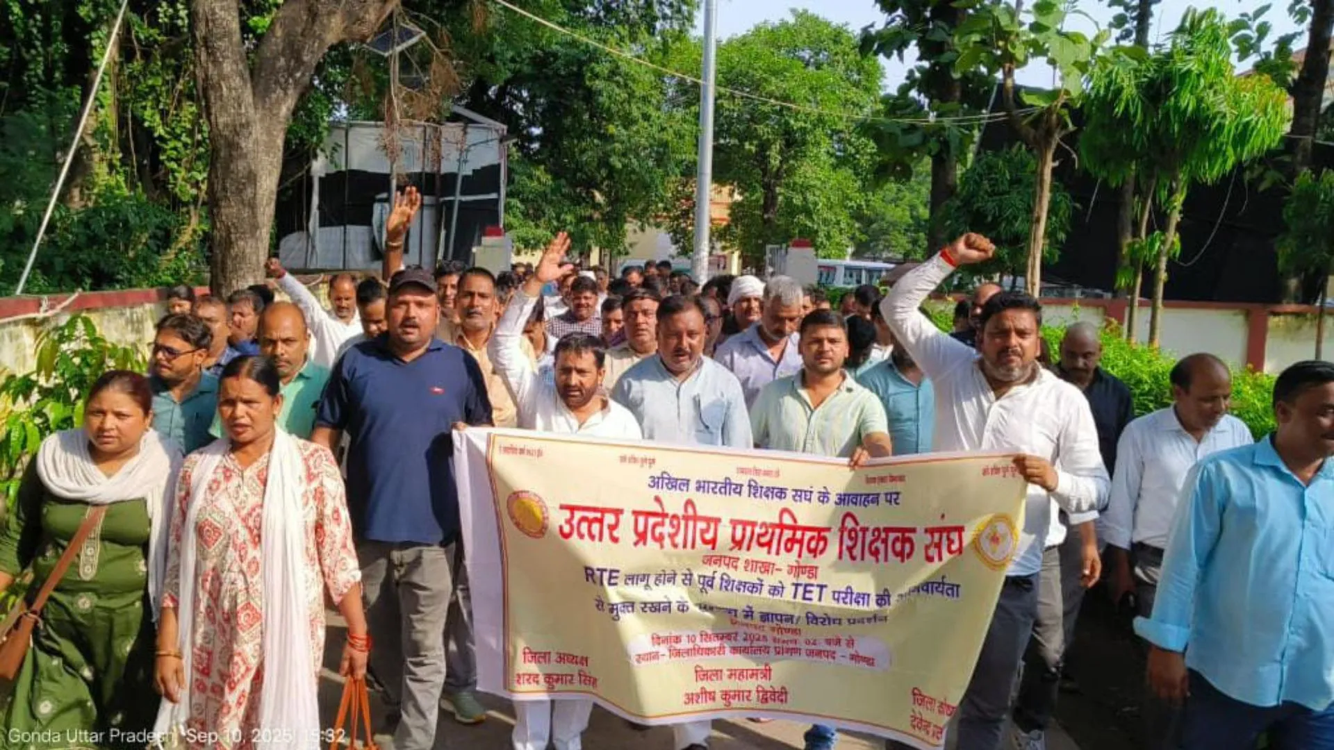 TET की अनिवार्यता पर भड़के शिक्षकों ने किया जोरदार प्रदर्शन, आदेश को वापस लेने की मांग