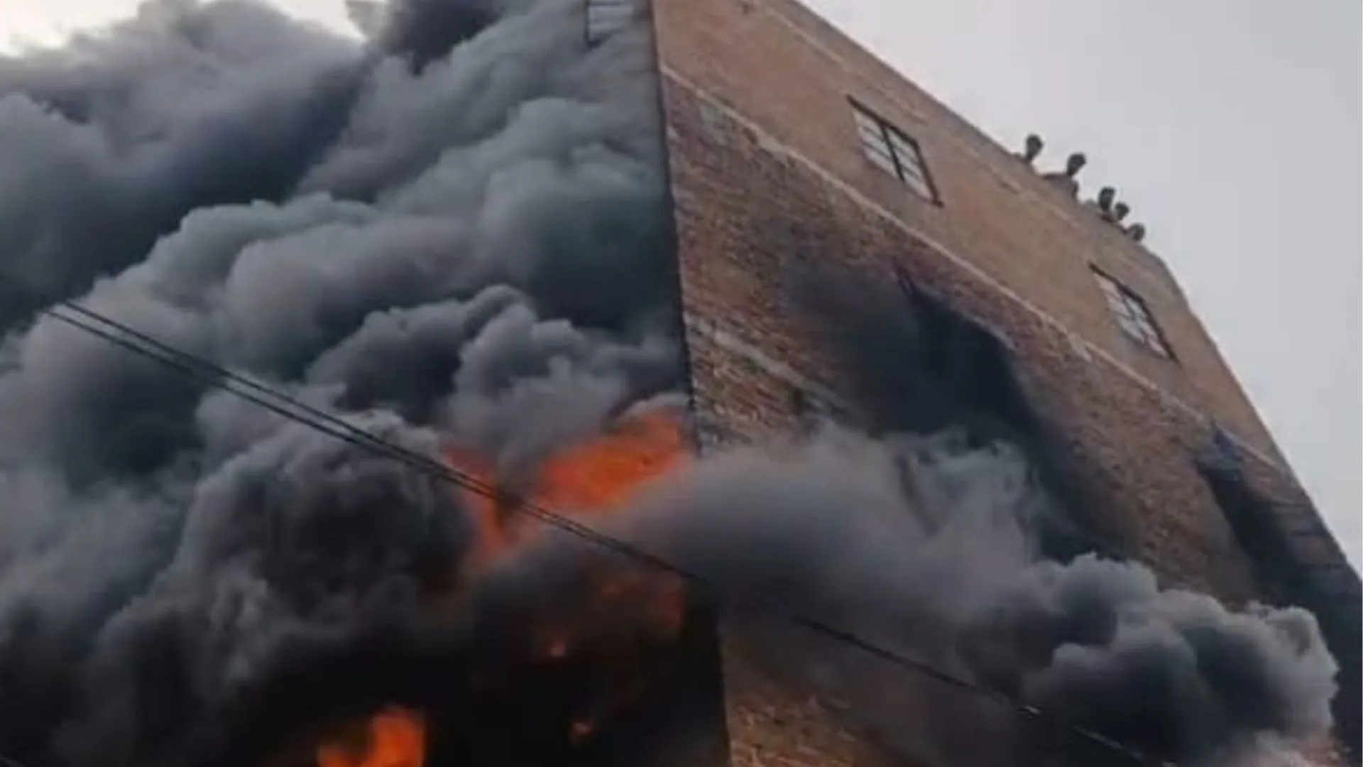 बेकनगंज में बहुमंजिली इमारत में भीषण आग...फंसे परिवार, घंटों जूझती रहे दमकल कर्मी