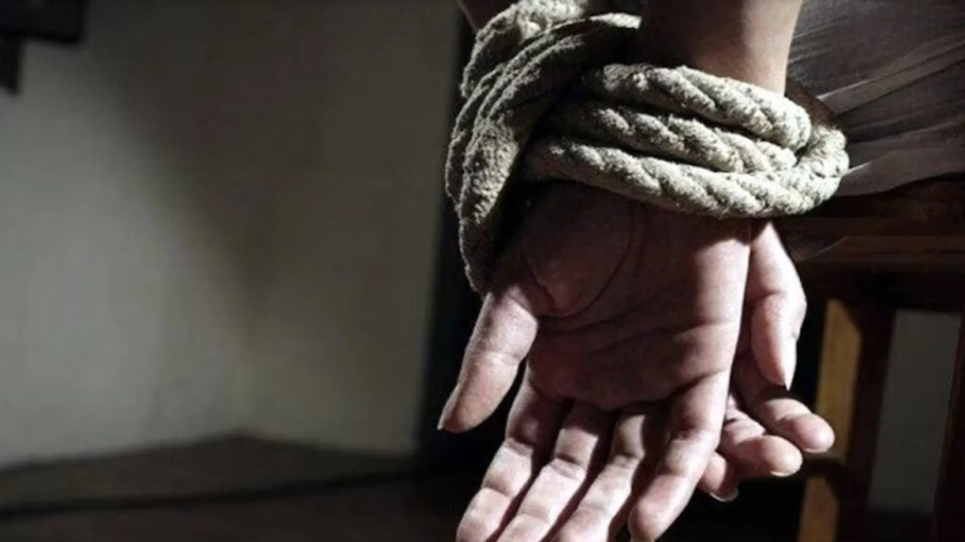 देवरिया में पेड़ से बांधकर युवक को पीटा...प्राथमिकी दर्ज, छह लोग गिरफ्तार 