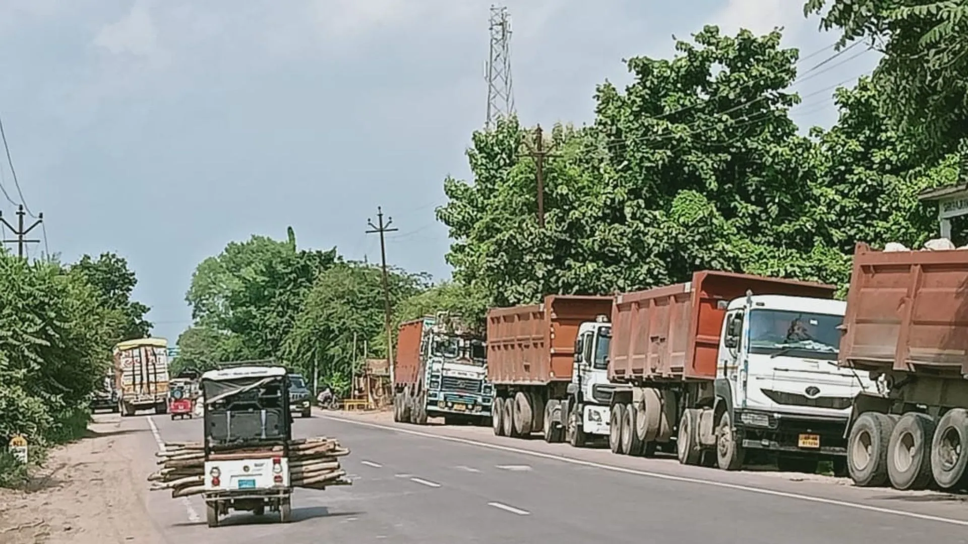 हाईवे पर बेतरतीब खड़े वाहन बन रहे हादसों का सबब, अव्यवस्थित पार्किंग के कारण बढ़ा खतरा
