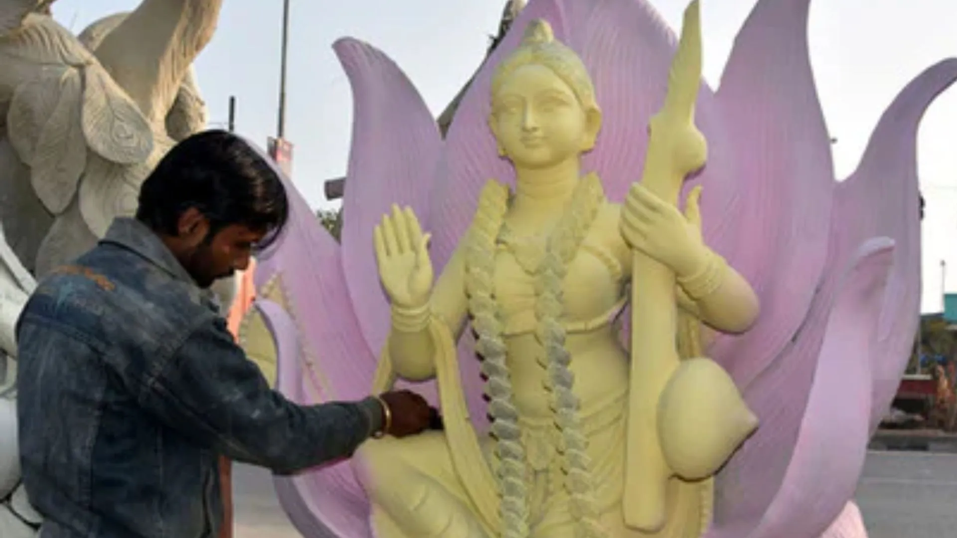 Sharadiya Navratri 2025: देवी प्रतिमाओं को अंतिम रूप देने में जुटे मूर्तिकार...झील की खास काली मिट्टी का कर रहे इस्तेमाल 
